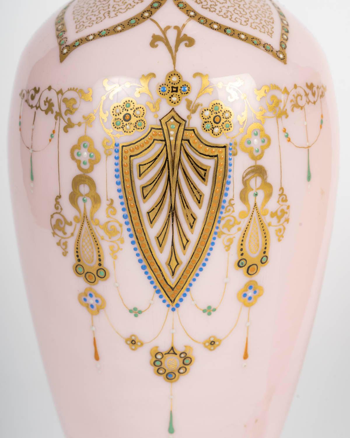 Francese Set da camino, vasi, opalina rosa, periodo Napoleone III, XIX secolo. in vendita