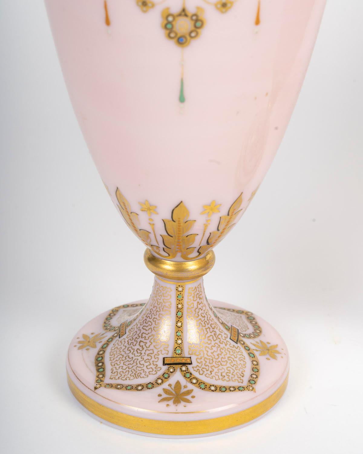 Set da camino, vasi, opalina rosa, periodo Napoleone III, XIX secolo. In condizioni buone in vendita a Saint-Ouen, FR