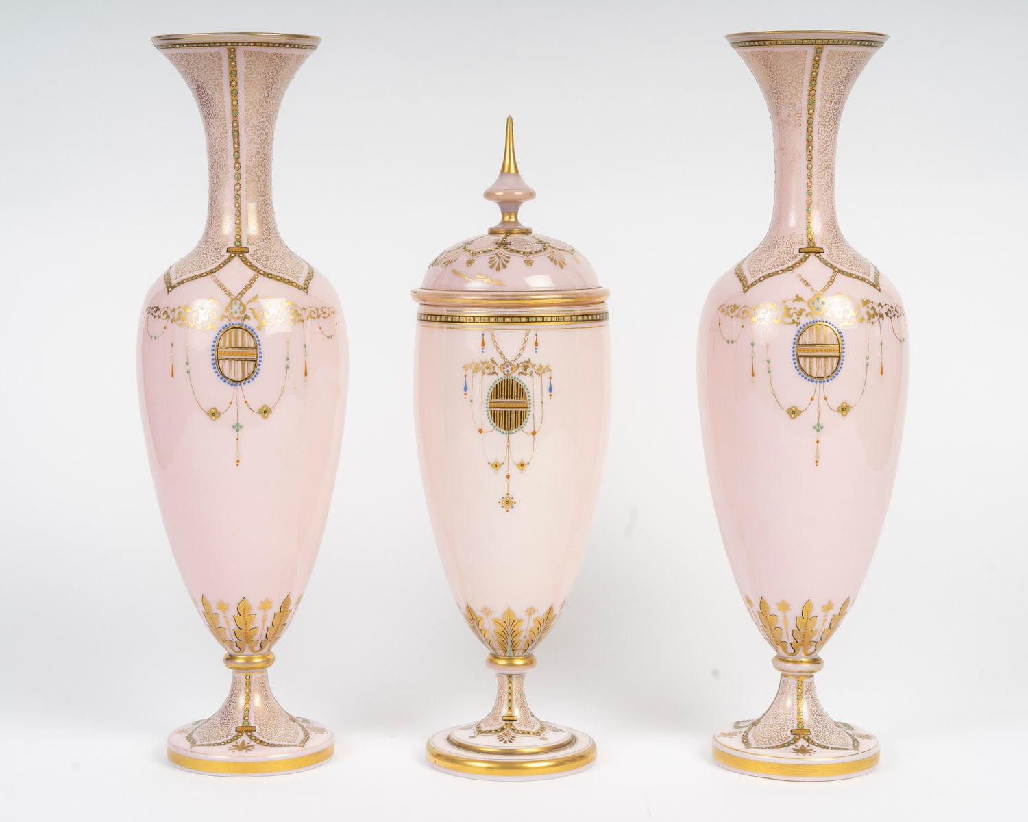 Vetro opalino Set da camino, vasi, opalina rosa, periodo Napoleone III, XIX secolo. in vendita