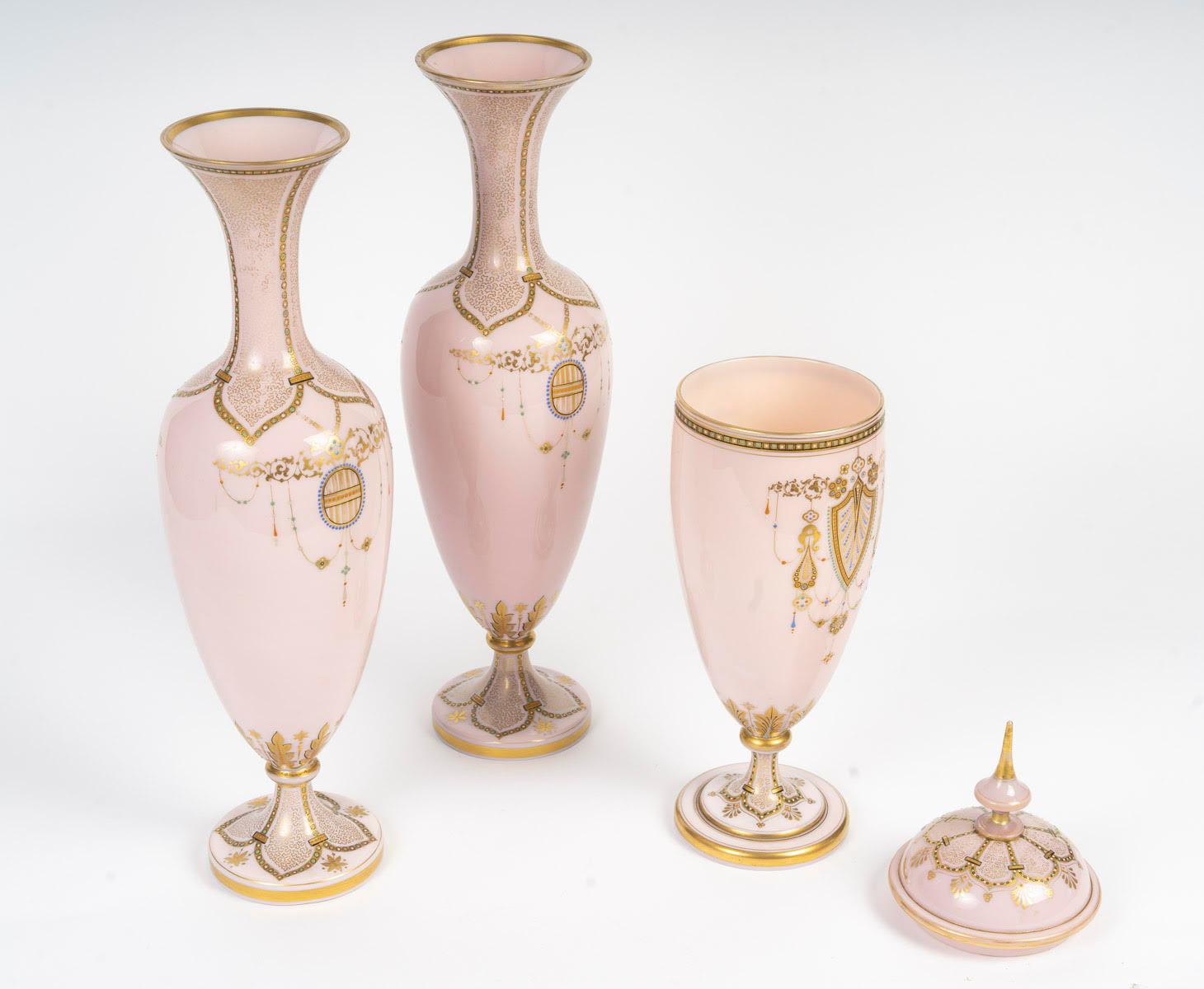 Set da camino, vasi, opalina rosa, periodo Napoleone III, XIX secolo. in vendita 1