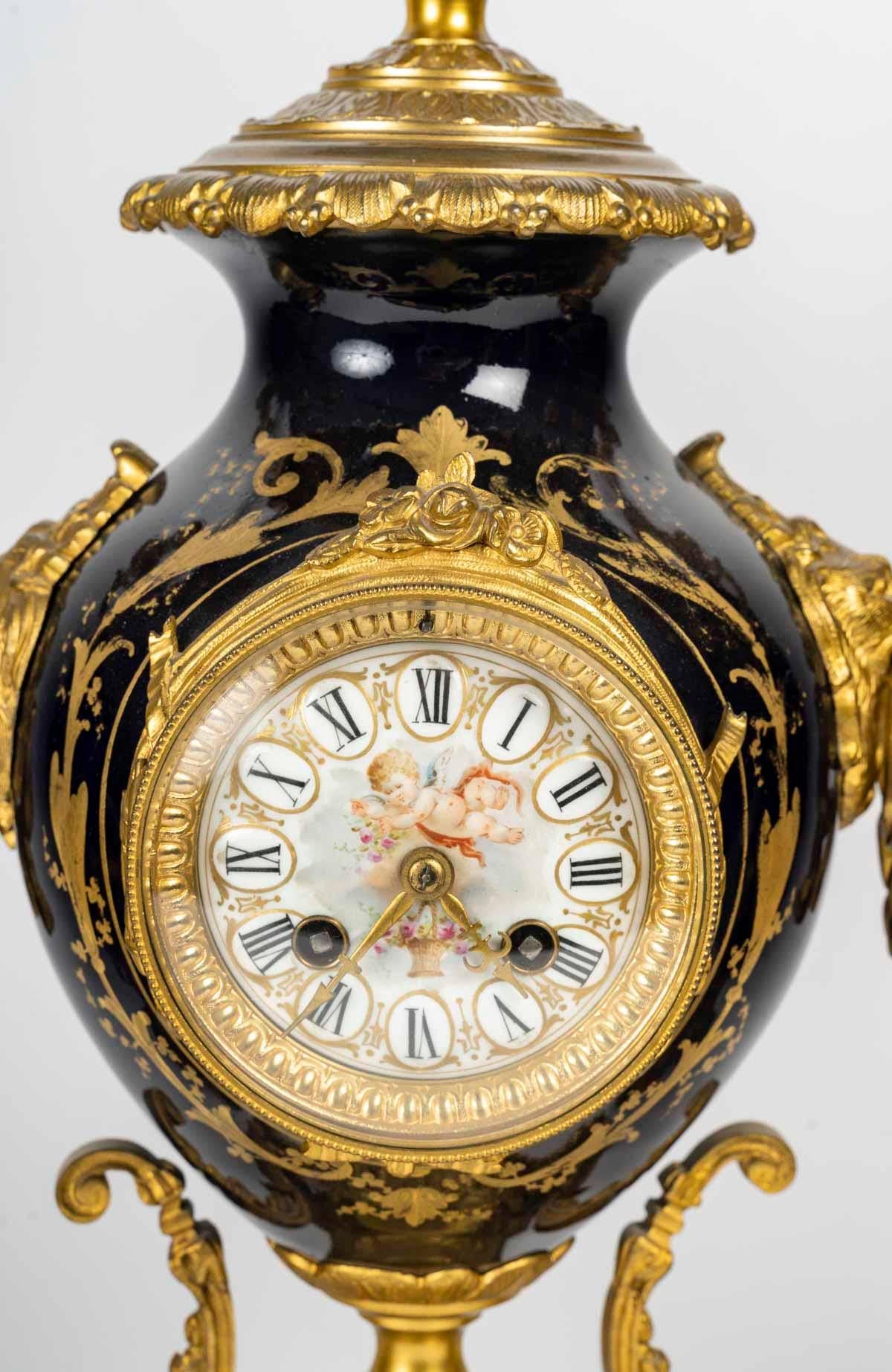 Set da camino con orologio e due candelabri, XIX secolo, periodo Napoleone III.


Una mensola da camino in porcellana di Sèvres e bronzo dorato del XIX secolo, del periodo di Napoleone III, con un orologio e due candelabri.
Orologio: H: 50 cm, L: 26