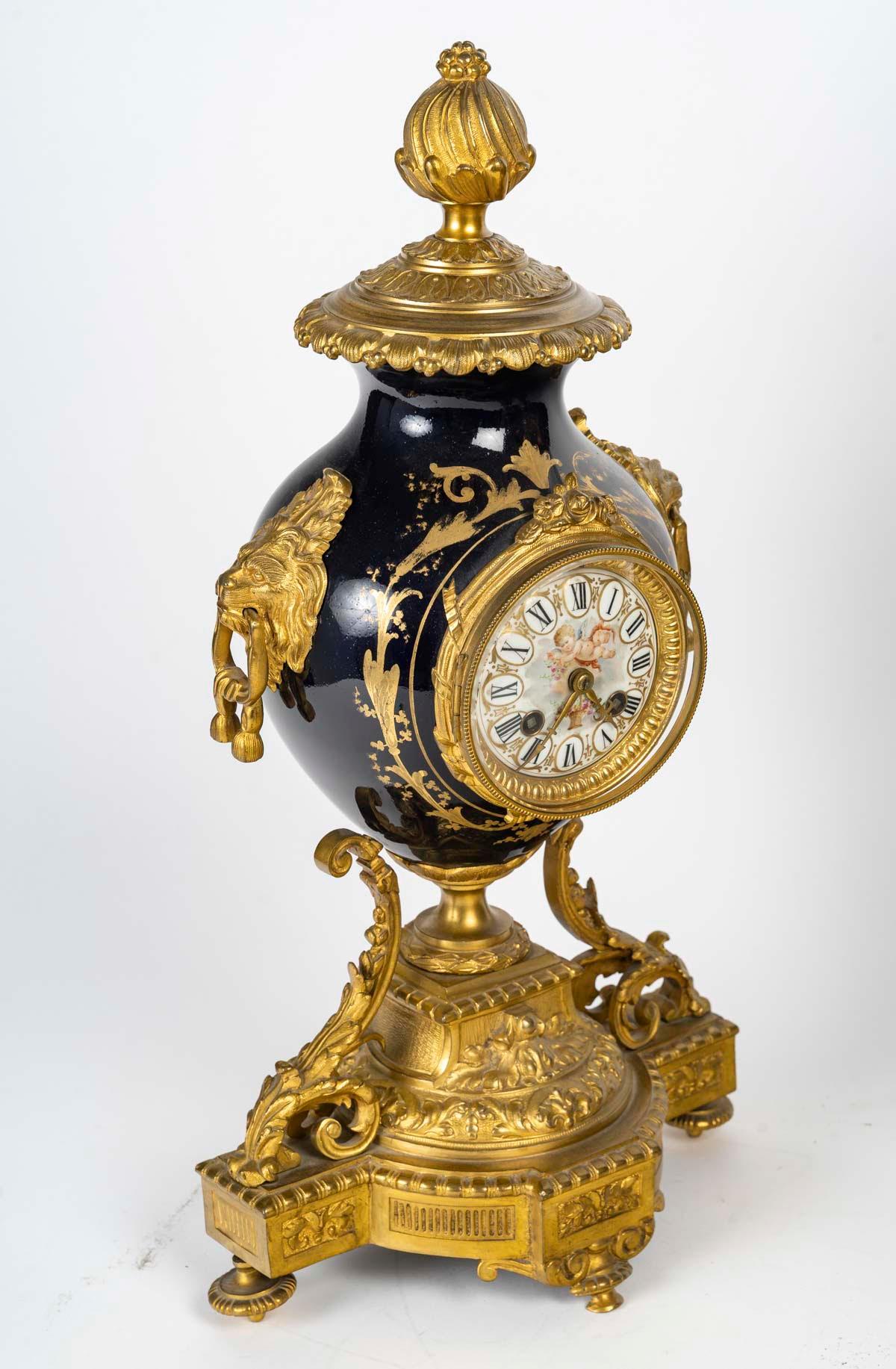 Porcellana Set da camino con orologio e due candelabri, XIX secolo, periodo Napoleone III. in vendita