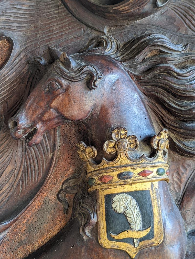 Sobremantel con escudo de Vansittart y Crosbie Madera en venta