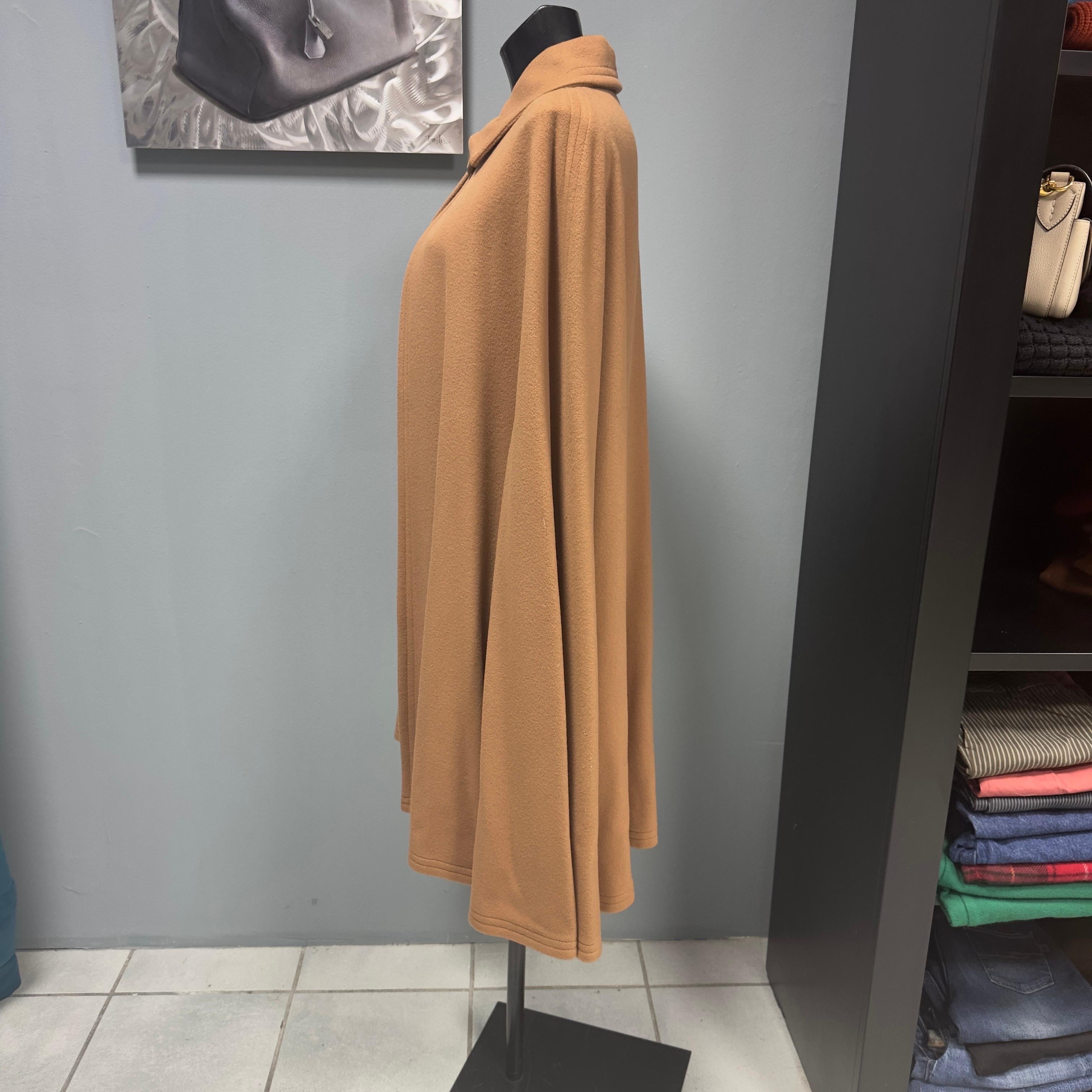 Mantella Anni 80 Farbe cammello Yves Saint Laurent Mai utilizzata (Braun) im Angebot