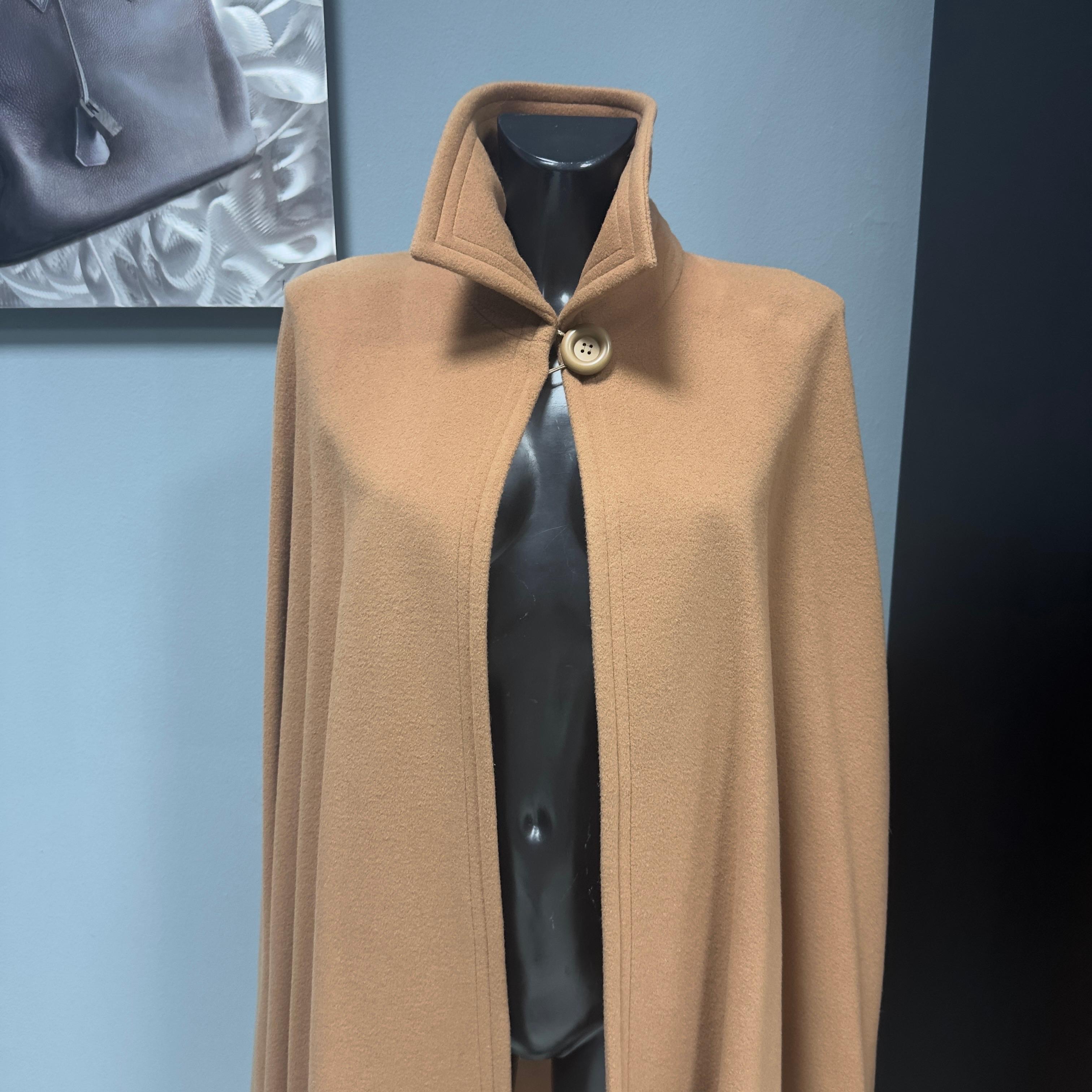 Mantella Anni 80 Farbe cammello Yves Saint Laurent Mai utilizzata im Zustand „Neu“ im Angebot in Basaluzzo, IT