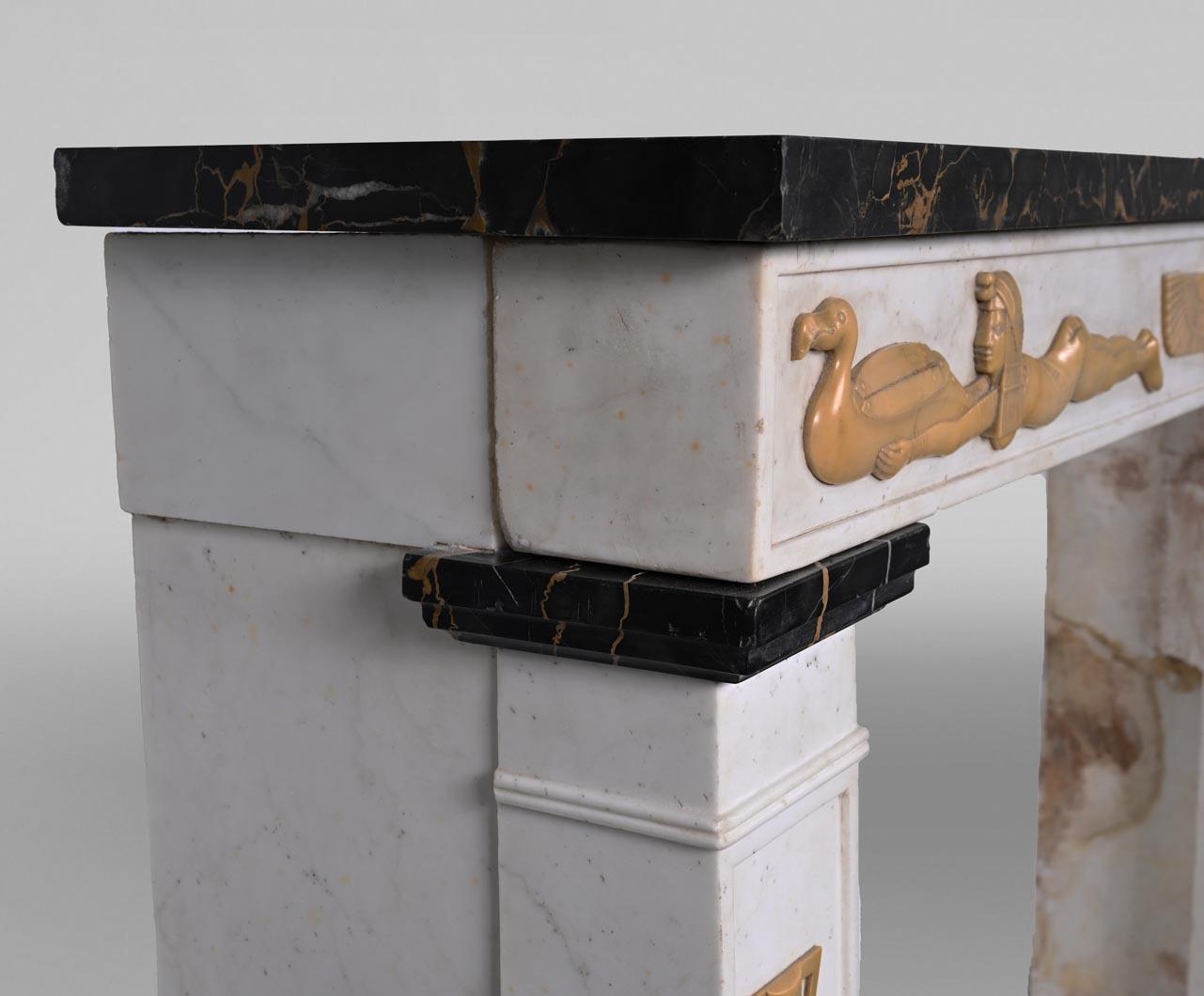 Cheminée ornée de motifs d'inspiration égyptienne Bon état - En vente à SAINT-OUEN-SUR-SEINE, FR