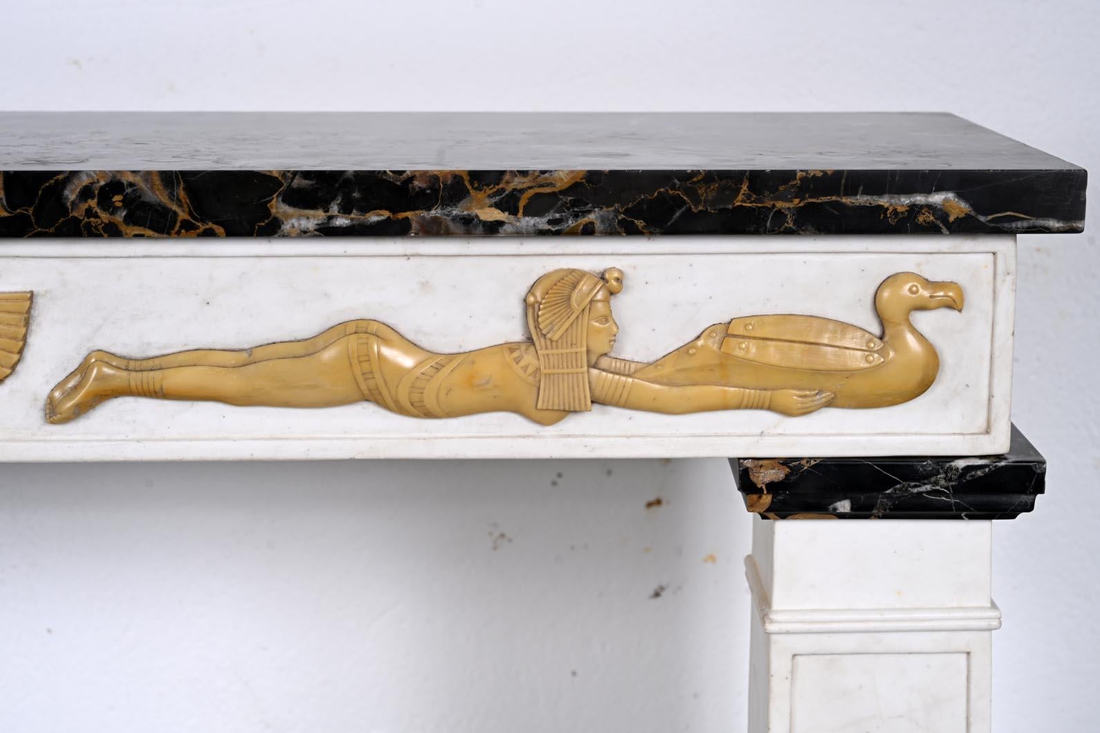 XIXe siècle Cheminée ornée de motifs d'inspiration égyptienne en vente