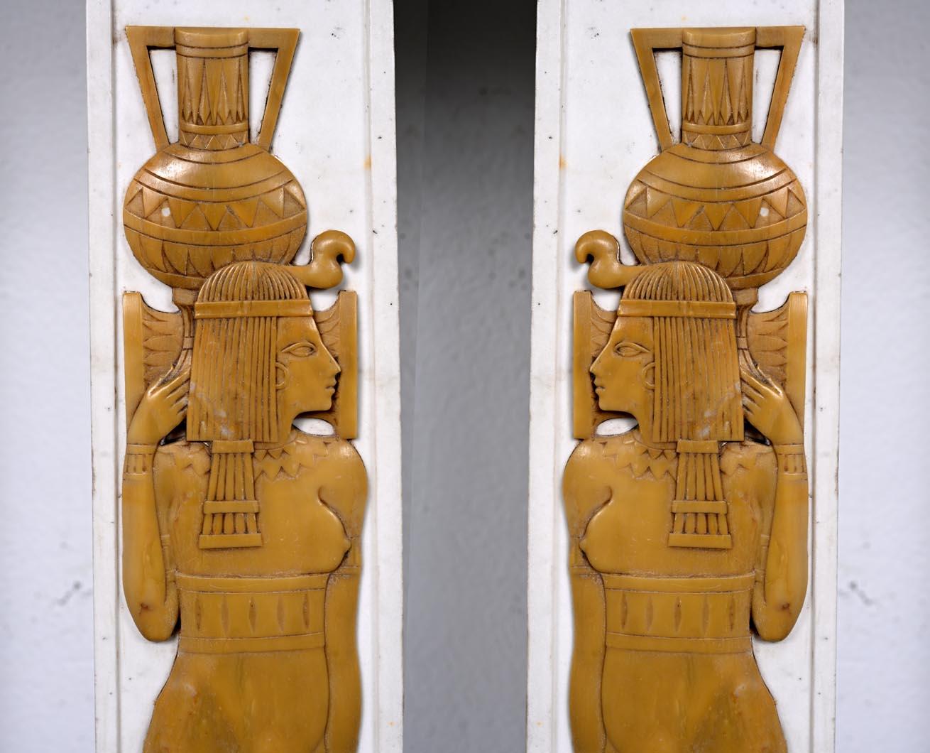 Marbre Cheminée ornée de motifs d'inspiration égyptienne en vente
