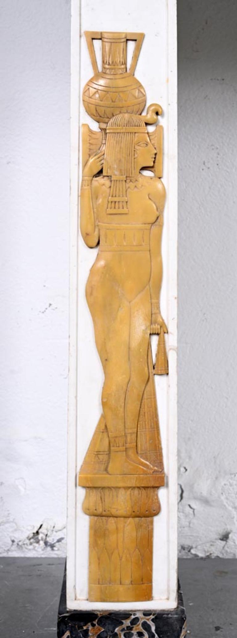Cheminée ornée de motifs d'inspiration égyptienne en vente 1