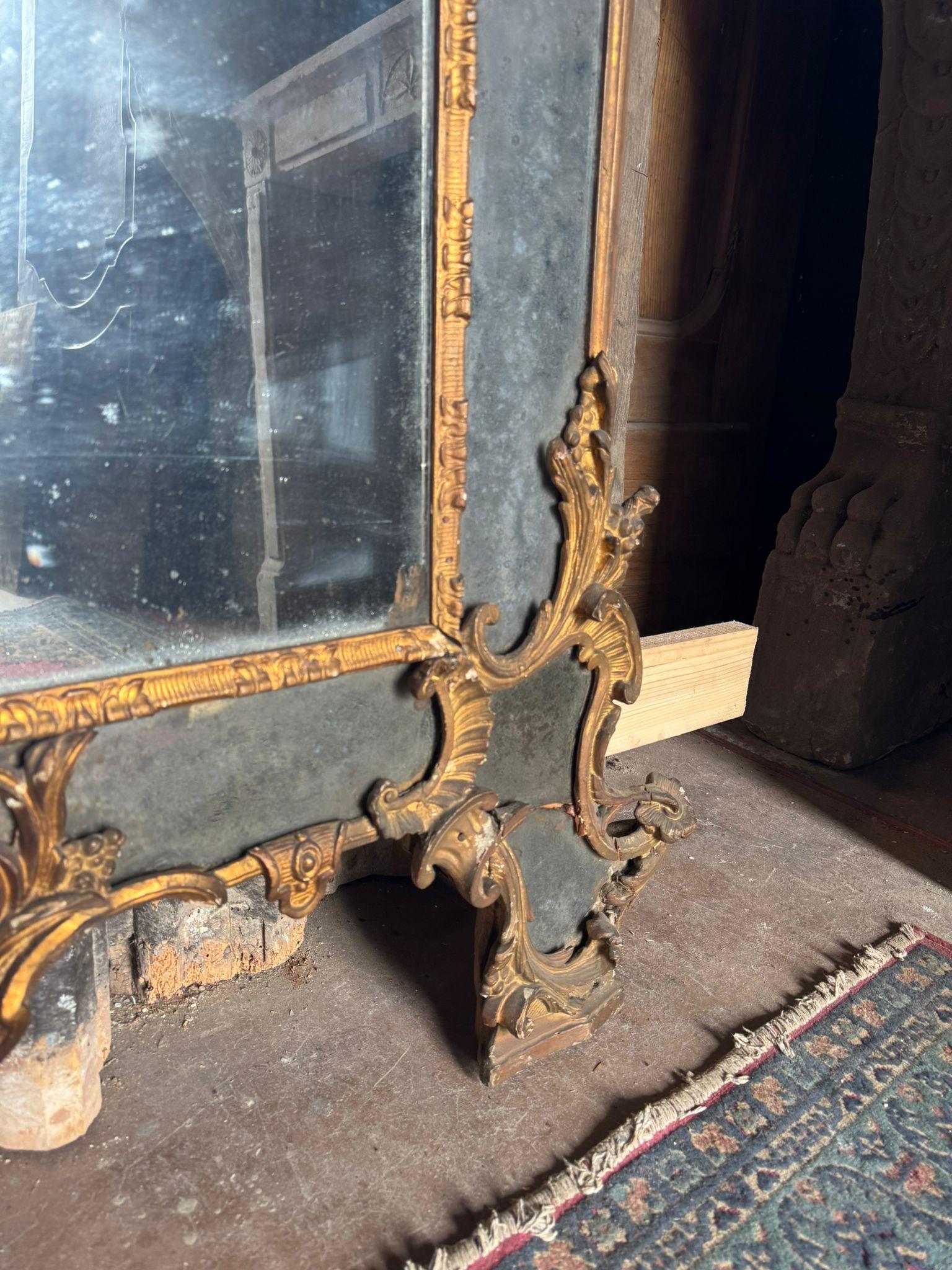 Mantelpiece mirror in richly carved and gilded wood, Italy im Angebot 3