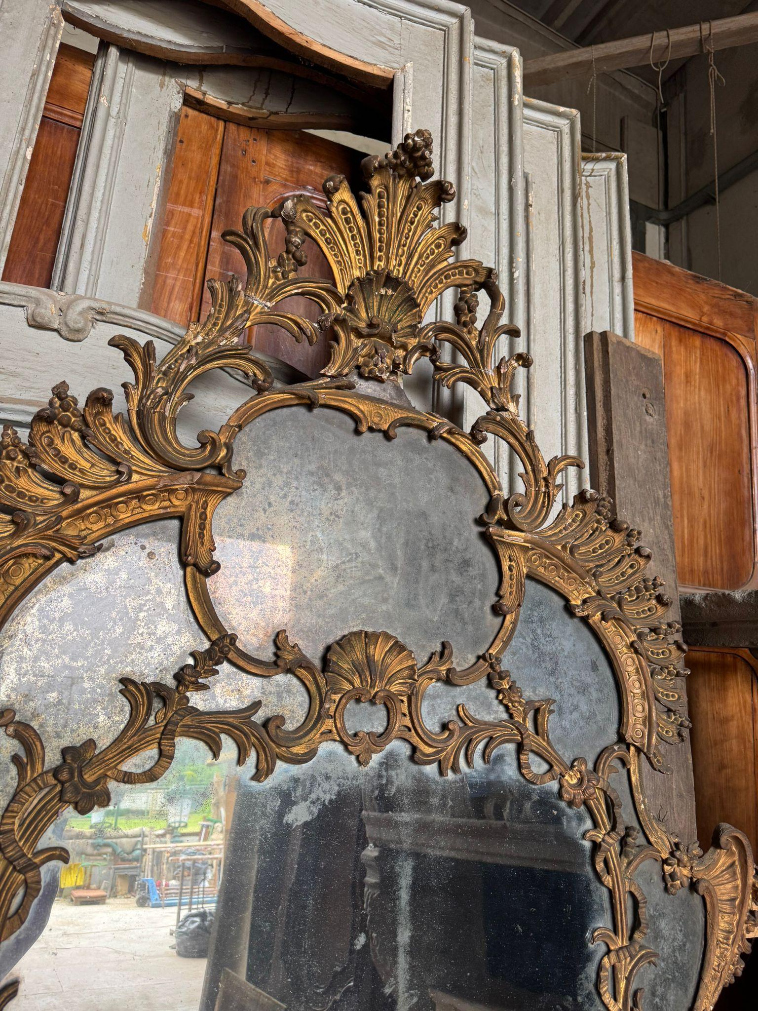 Mantelpiece mirror in richly carved and gilded wood, Italy im Angebot 4