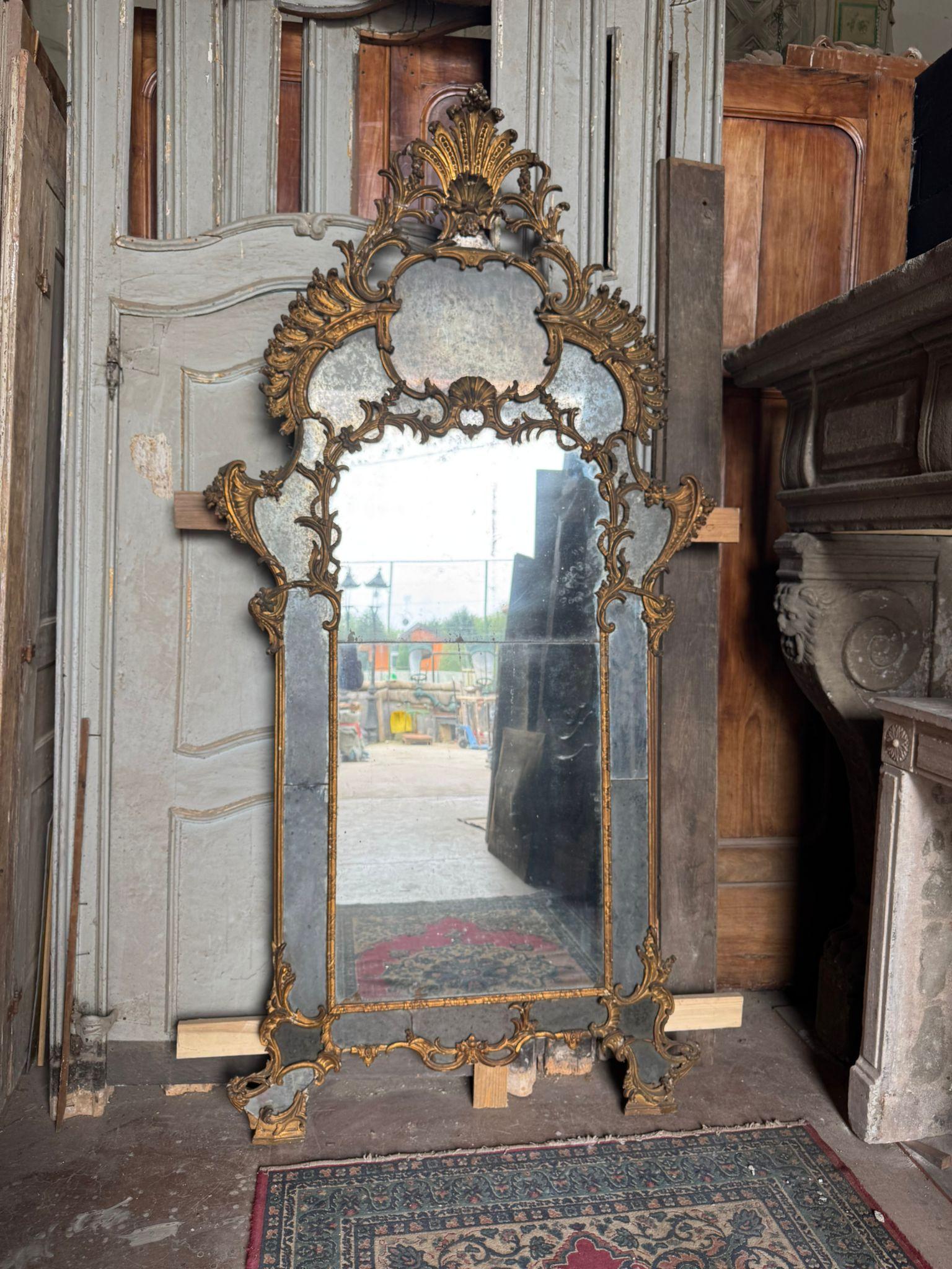 Mantelpiece mirror in richly carved and gilded wood, Italy im Angebot 5