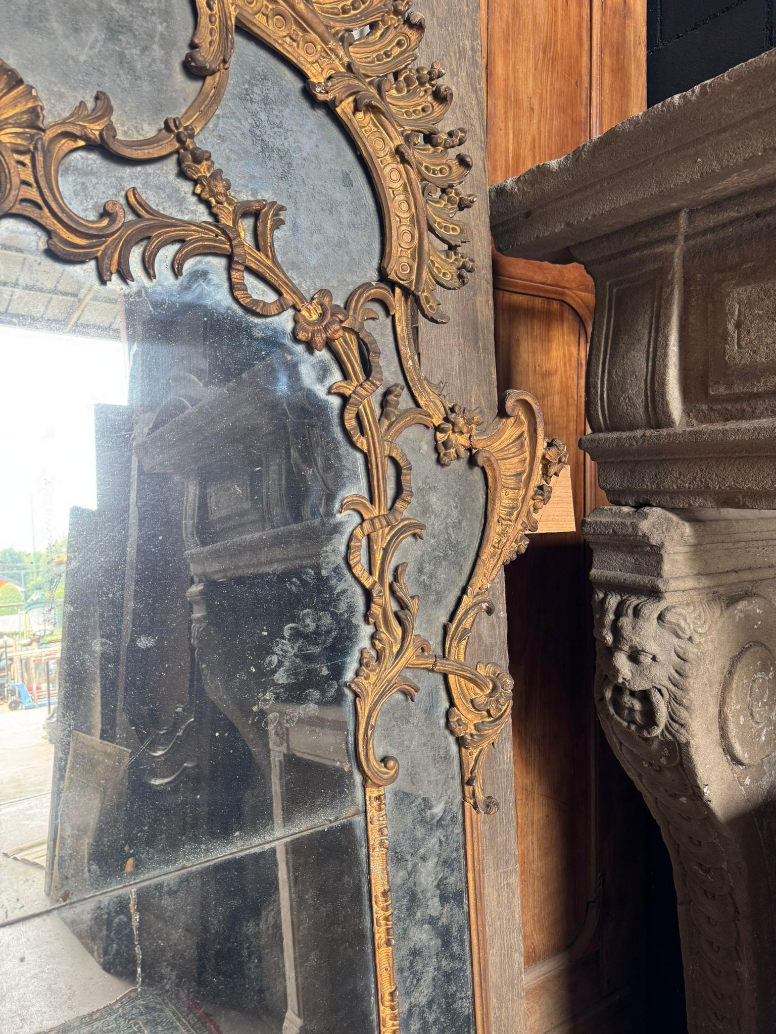 Mantelpiece mirror in richly carved and gilded wood, Italy (Italienisch) im Angebot