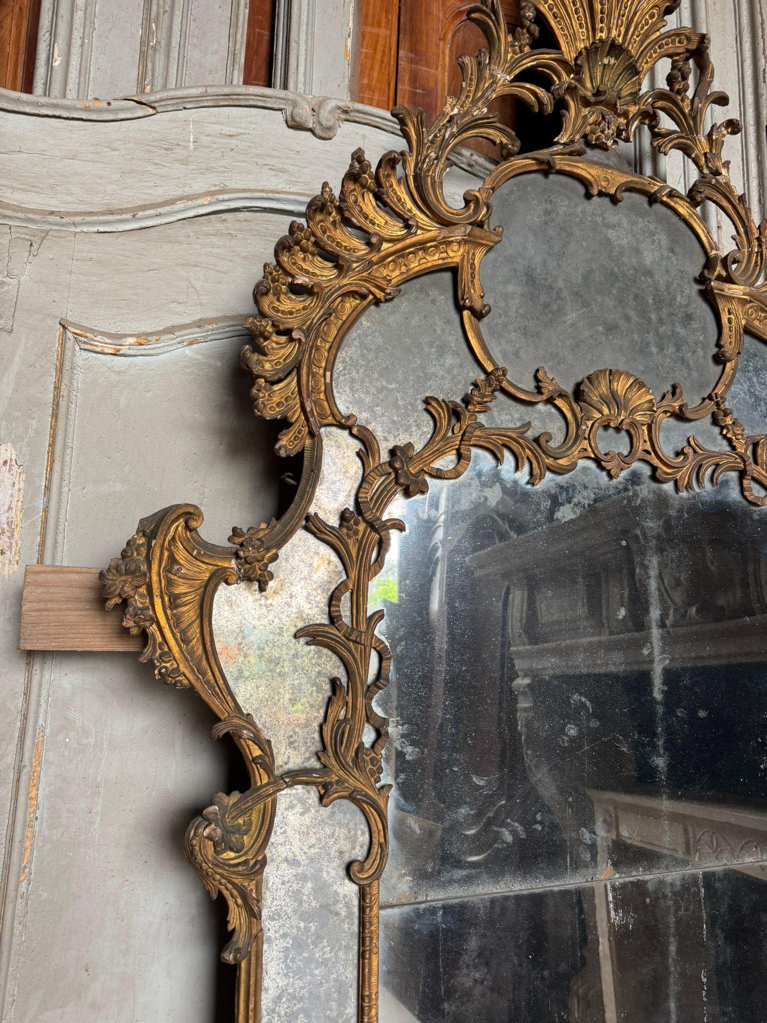 Mantelpiece mirror in richly carved and gilded wood, Italy (Vergoldet) im Angebot