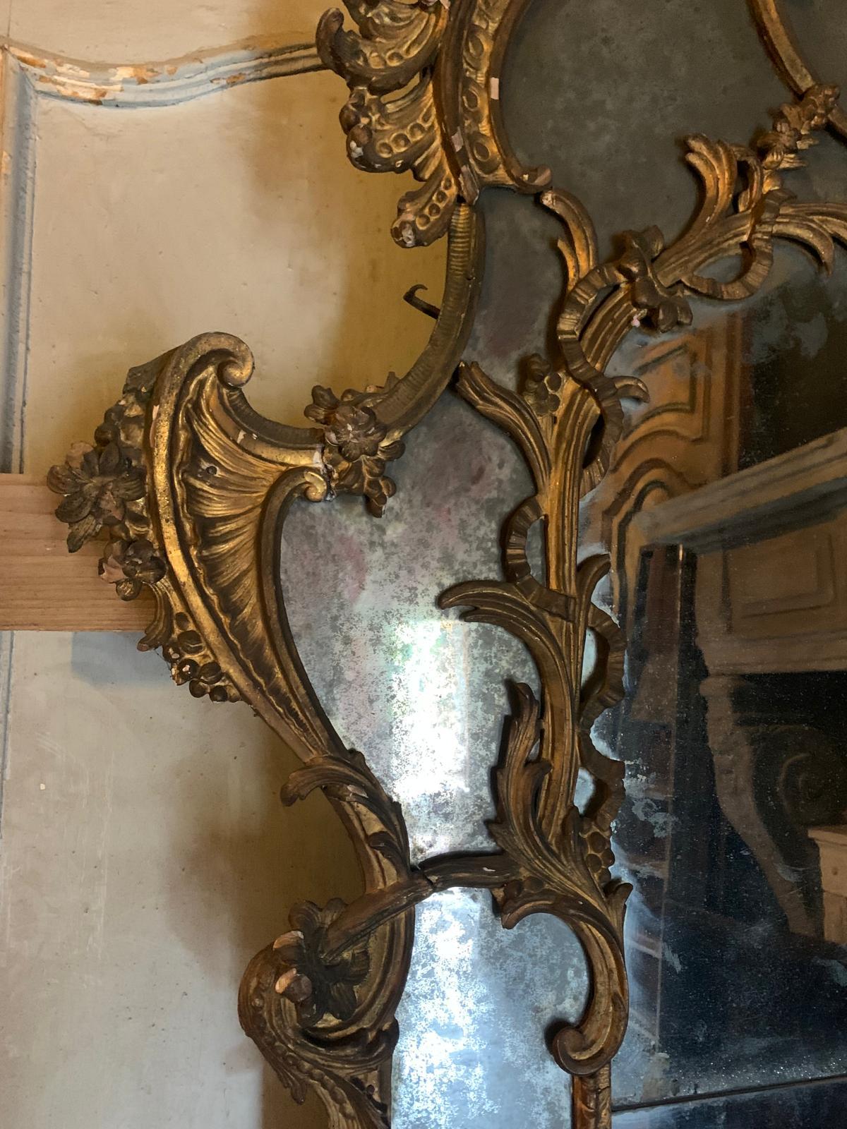 Mantelpiece mirror in richly carved and gilded wood, Italy (18. Jahrhundert und früher) im Angebot