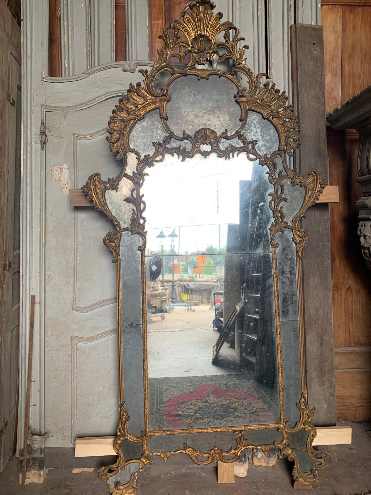 Mantelpiece mirror in richly carved and gilded wood, Italy (Spiegel) im Angebot