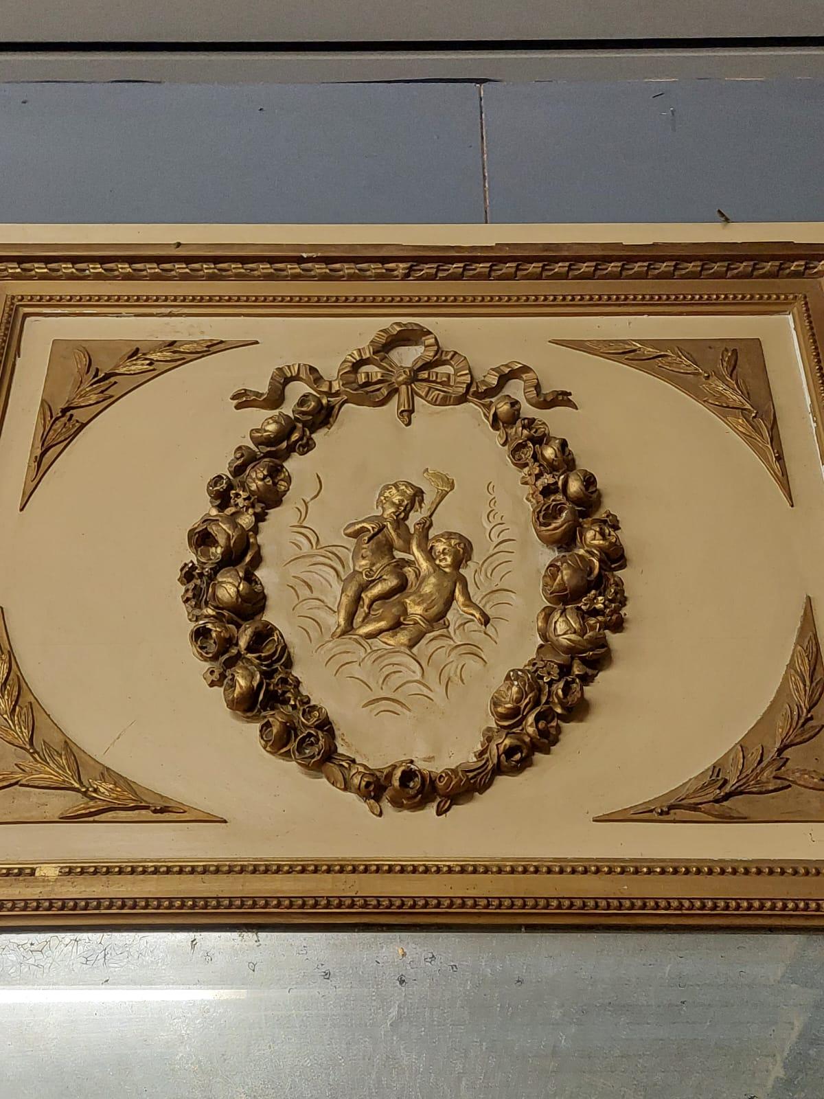 Mantelpiece or boiserie mirror in lacquered and carved wood, gilded decorations In Good Condition For Sale In Cuneo, Italy (CN)