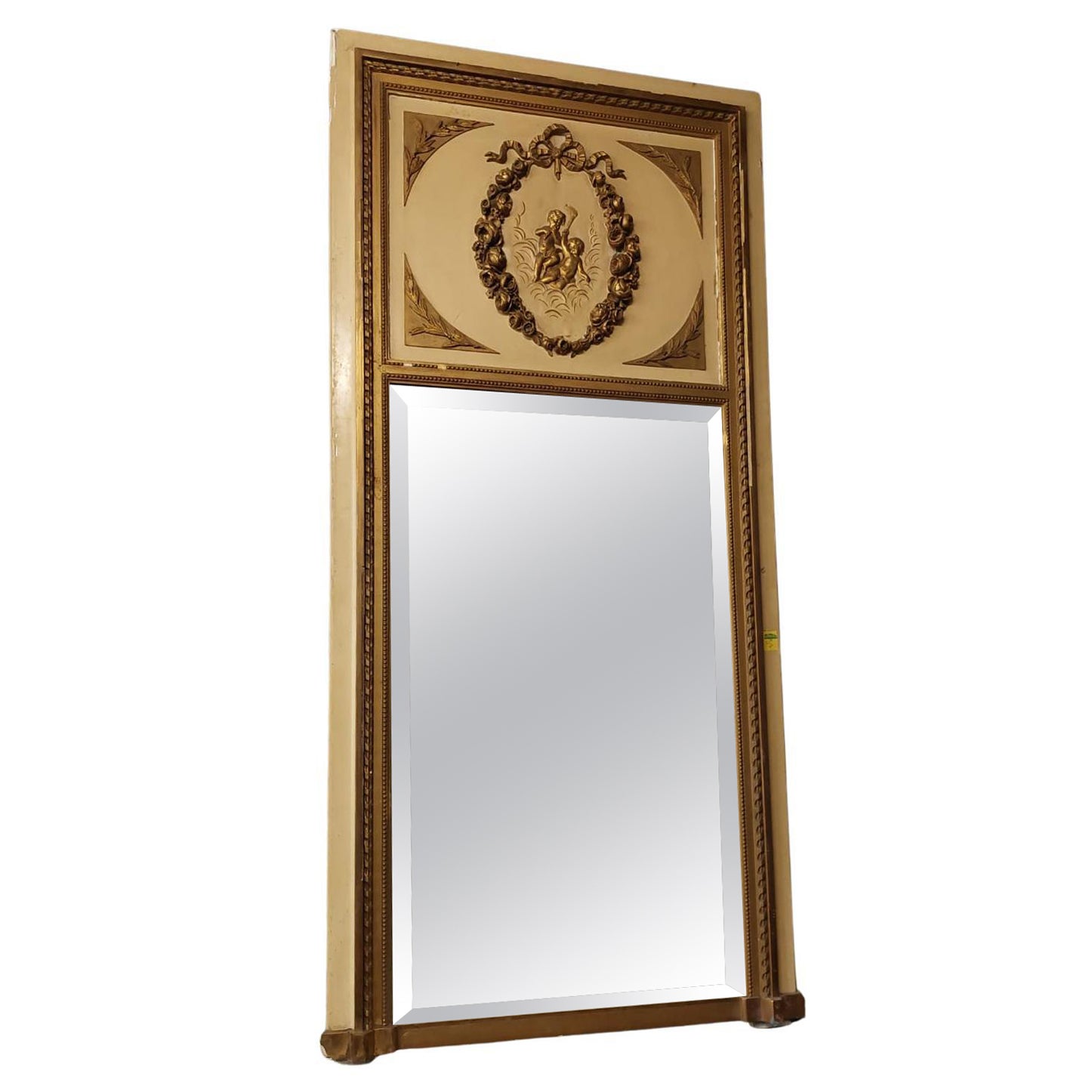 Miroir de cheminée ou de boiserie en bois laqué et sculpté, décorations dorées en vente