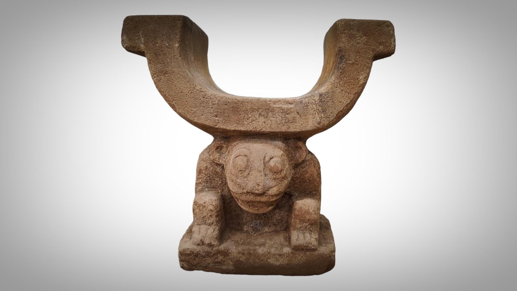 MANTEÑA CHAIR OF POWER CACHIQUE OF PREHISPANIC ECUADOR
The chair has been carved from a block of
detrital sedimentary rock, in which fossil remains can be seen. It is a calcarenite or
dark brownish-yellow, porous, coarse-grained calcareous