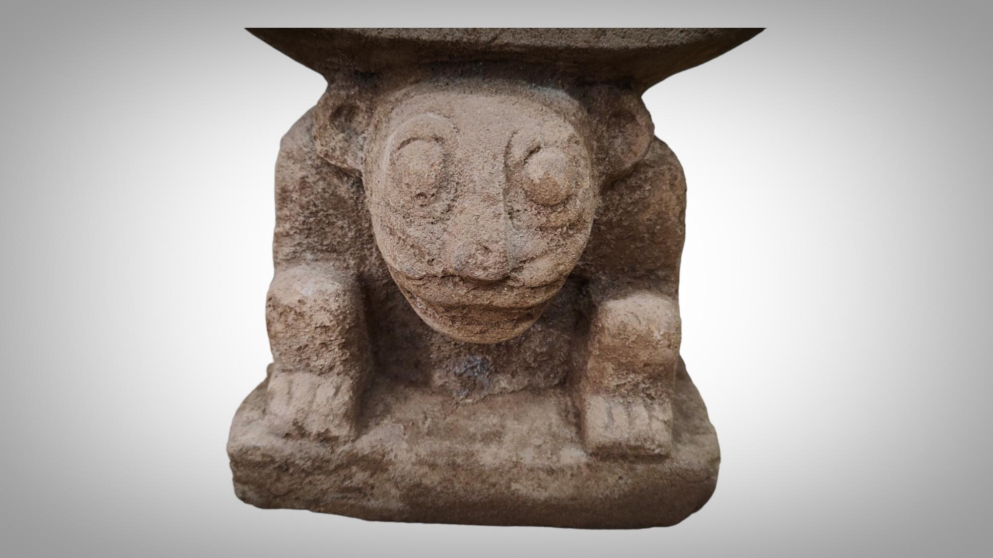 Manteña Chair of Power Cachique of Prehispanic Ecuador 900 AD In Good Condition For Sale In Madrid, ES