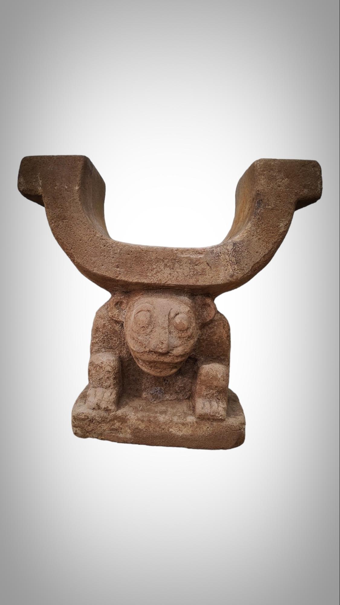 Manteña Chair of Power Cachique of Prehispanic Ecuador 900 AD In Good Condition For Sale In Madrid, ES