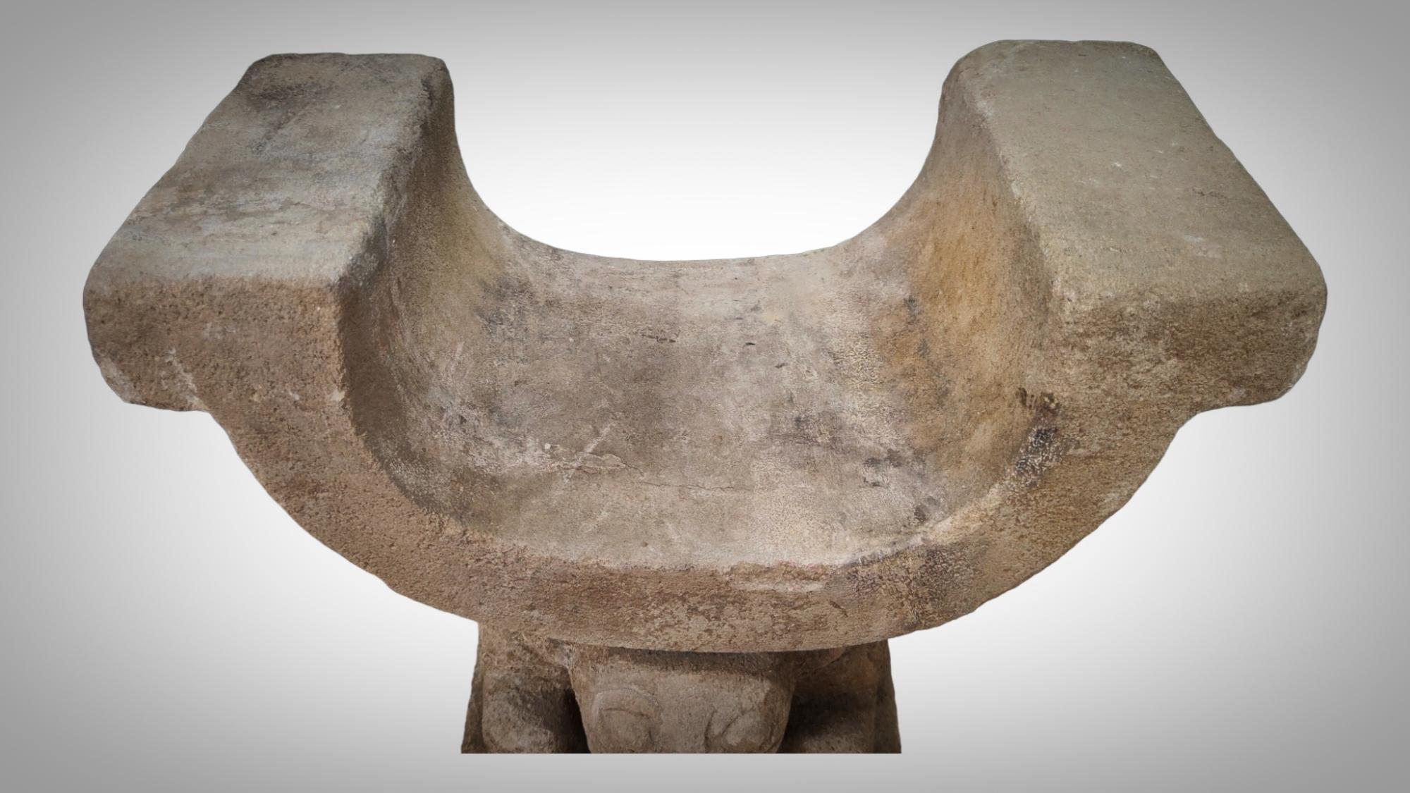 Manteña Chair of Power Cachique of Prehispanic Ecuador 900 AD In Good Condition For Sale In Madrid, ES