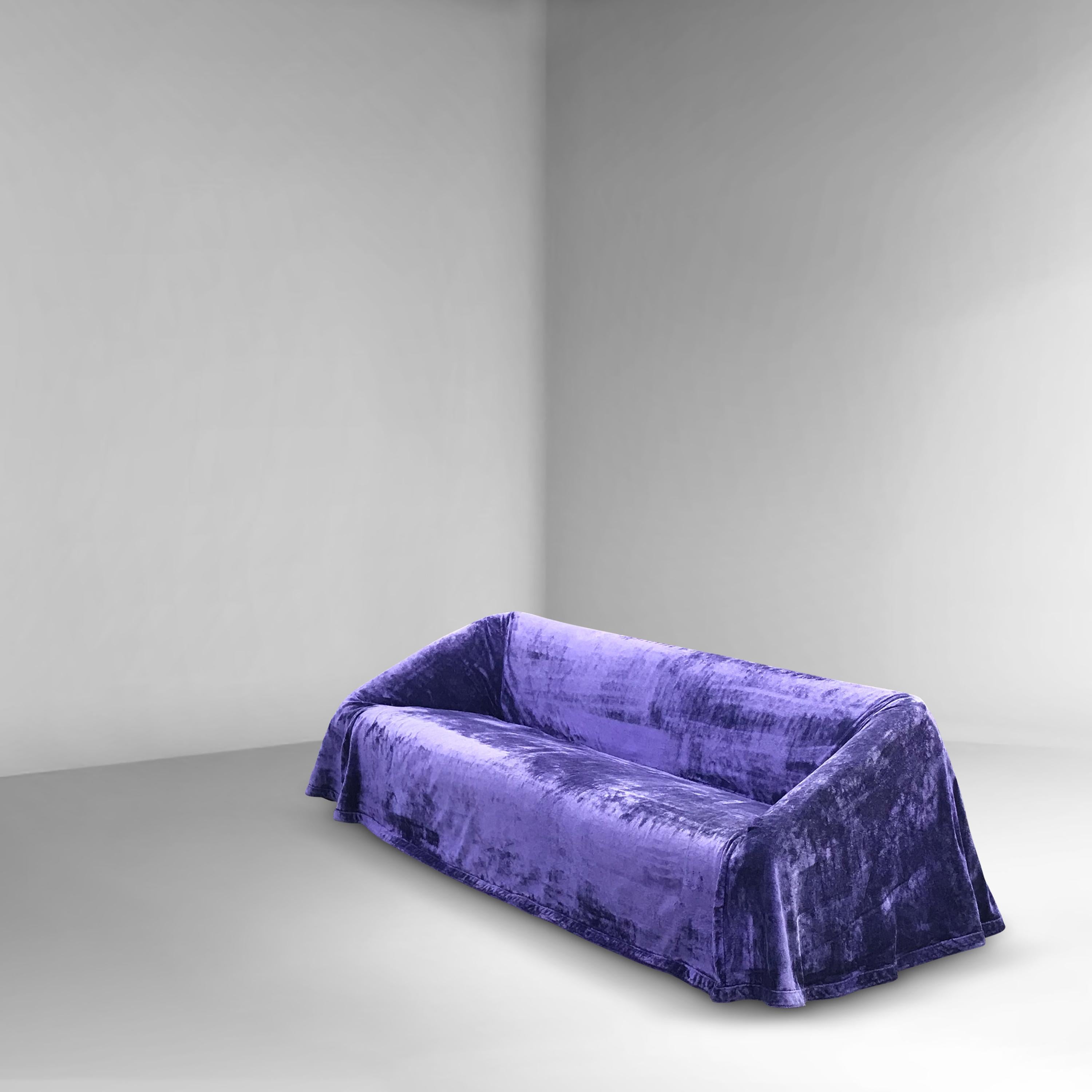 The Mantilla sofa suits the space it fits in and is designed as such. With changeable cove, it can be dressed up and easily undressed if it gets dirty, every day in a different cloak. Hence the name Mantilla, referring to its cover.

The idea comes