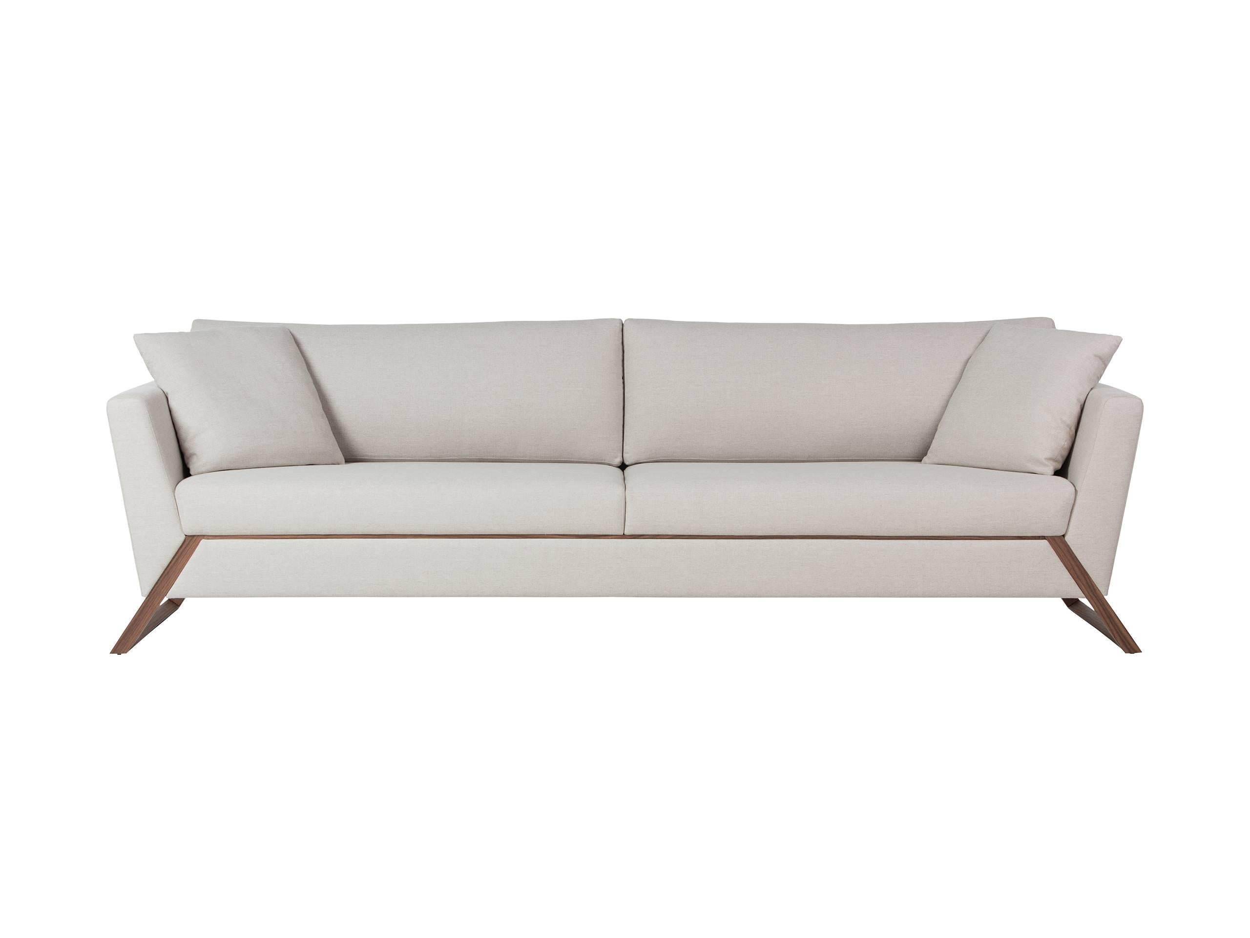 The proposition for this piece is to leave exposed some components of the wooden structure, reinforcing a characteristic already established in Lattoog´s projects for sofas.
This piece, with very contemporary and dashing lines, shows the designers