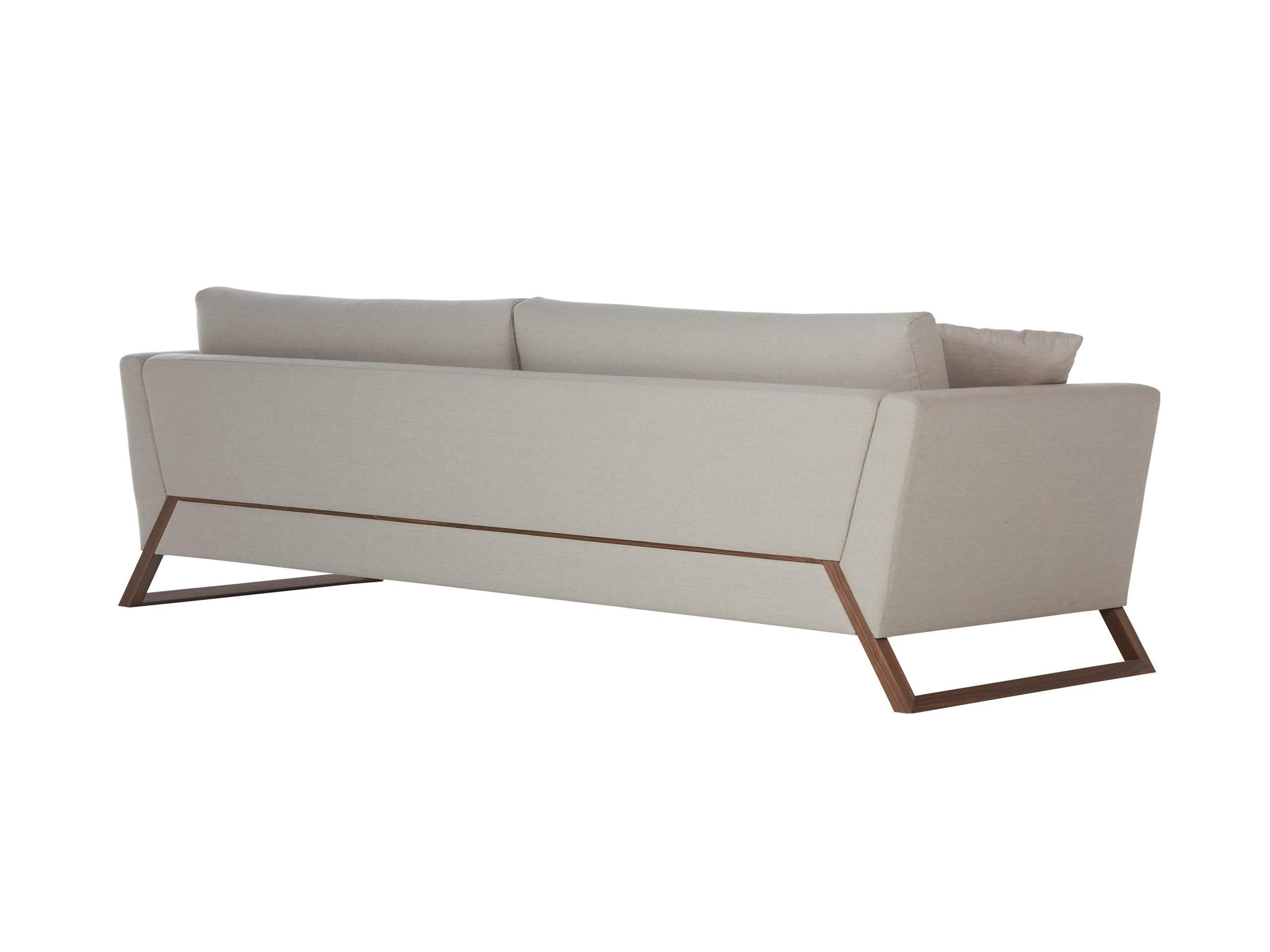 Mantiqueira Brazilian Contemporary Wood Upholstered Sofa by Lattoog In New Condition In Sao Paolo, BR