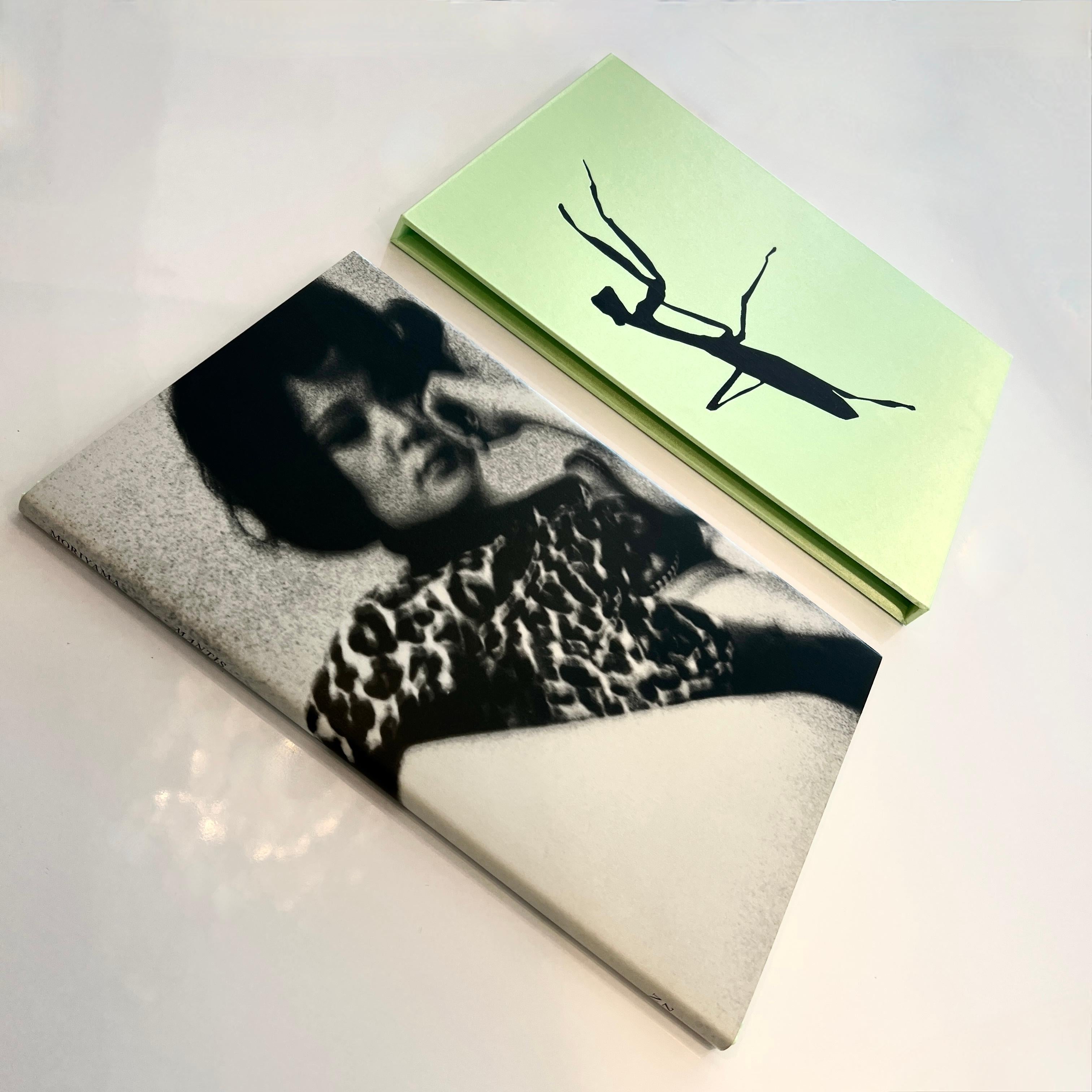 Daido Moriyama: Mantis è un libro fotografico raro ed evocativo che mostra lo stile grintoso e ad alto contrasto tipico del leggendario fotografo giapponese. Catturando frammenti di vita urbana con cruda intimità e tensione poetica, l'opera riflette