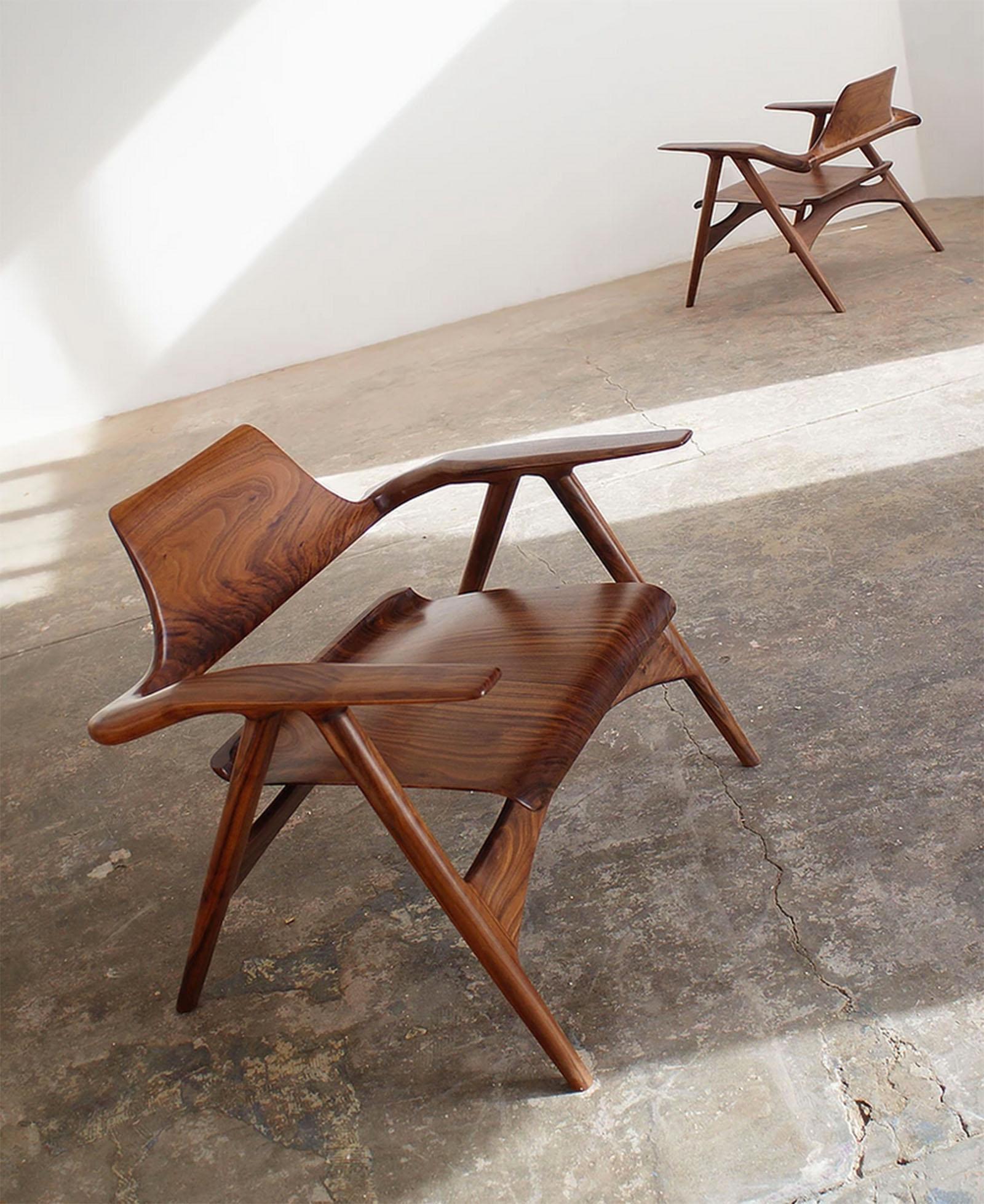 Modern Mantis Chair in Walnut Wood, Hand-Sculpted Chair by Kokora For Sale