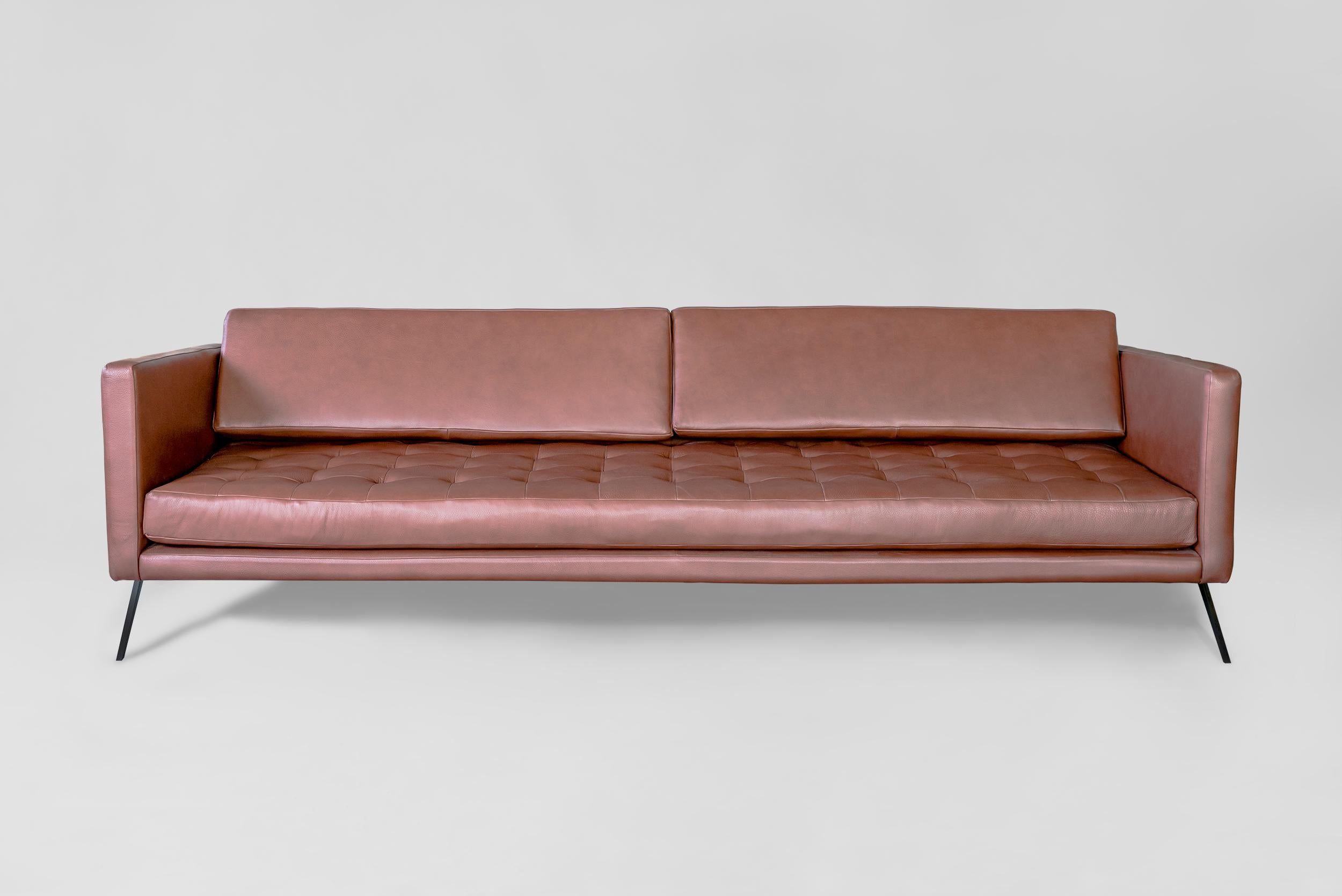 Canapé Mantis d'Atra Design
Dimensions : D 240 x L 92 x H 74 cm
MATERIAUX : cuir, acier
Disponible en cuir ou en tissu.

Atra Design
Nous sommes Atra, une marque de meubles produite par Atra form A, un site de production haut de gamme basé à Mexico