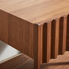 Table de chevet en noyer américain.