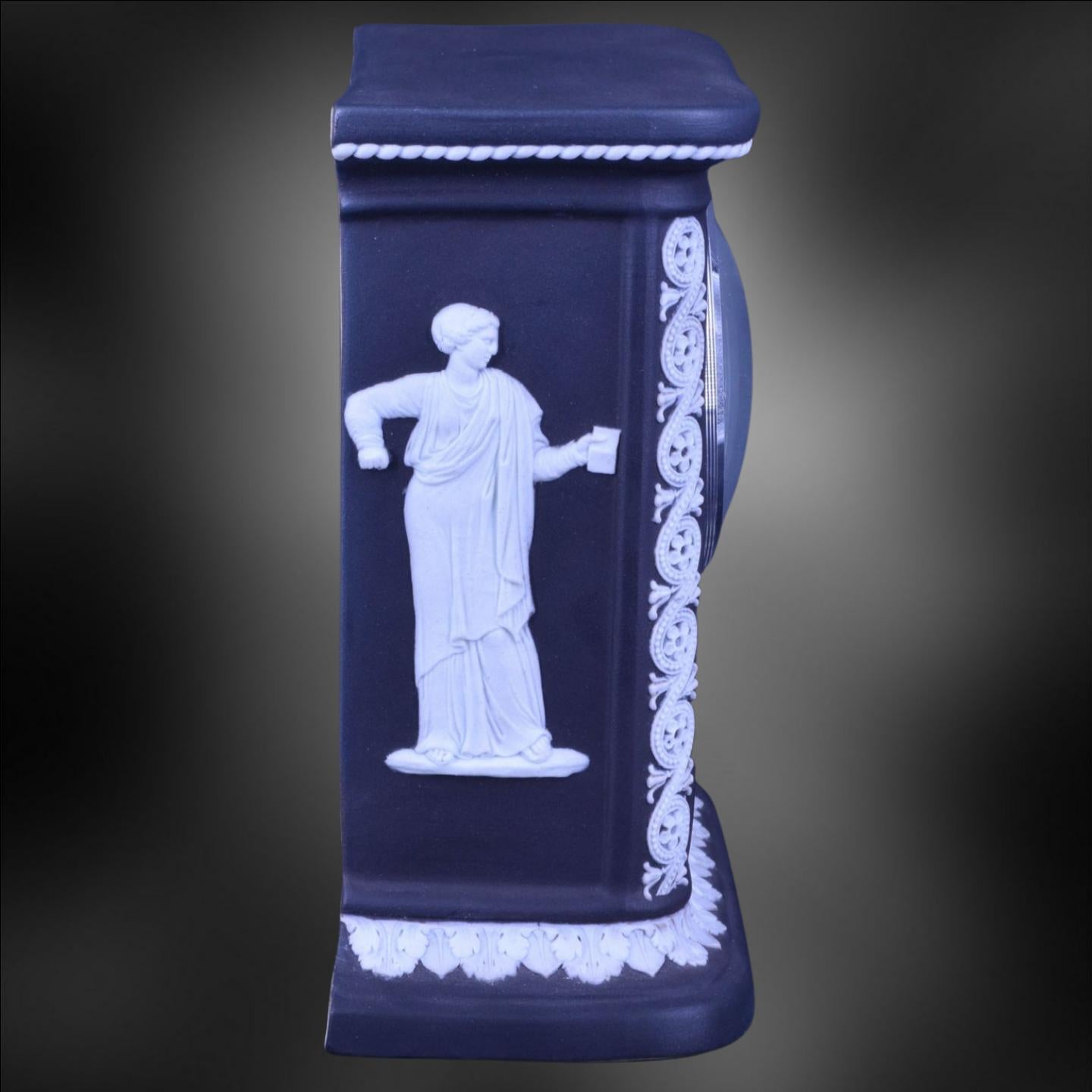 Reloj de chimenea en jaspe negro, por Bert Bentley, Wedgwood, hacia 1925 Renacimiento neoclásico en venta