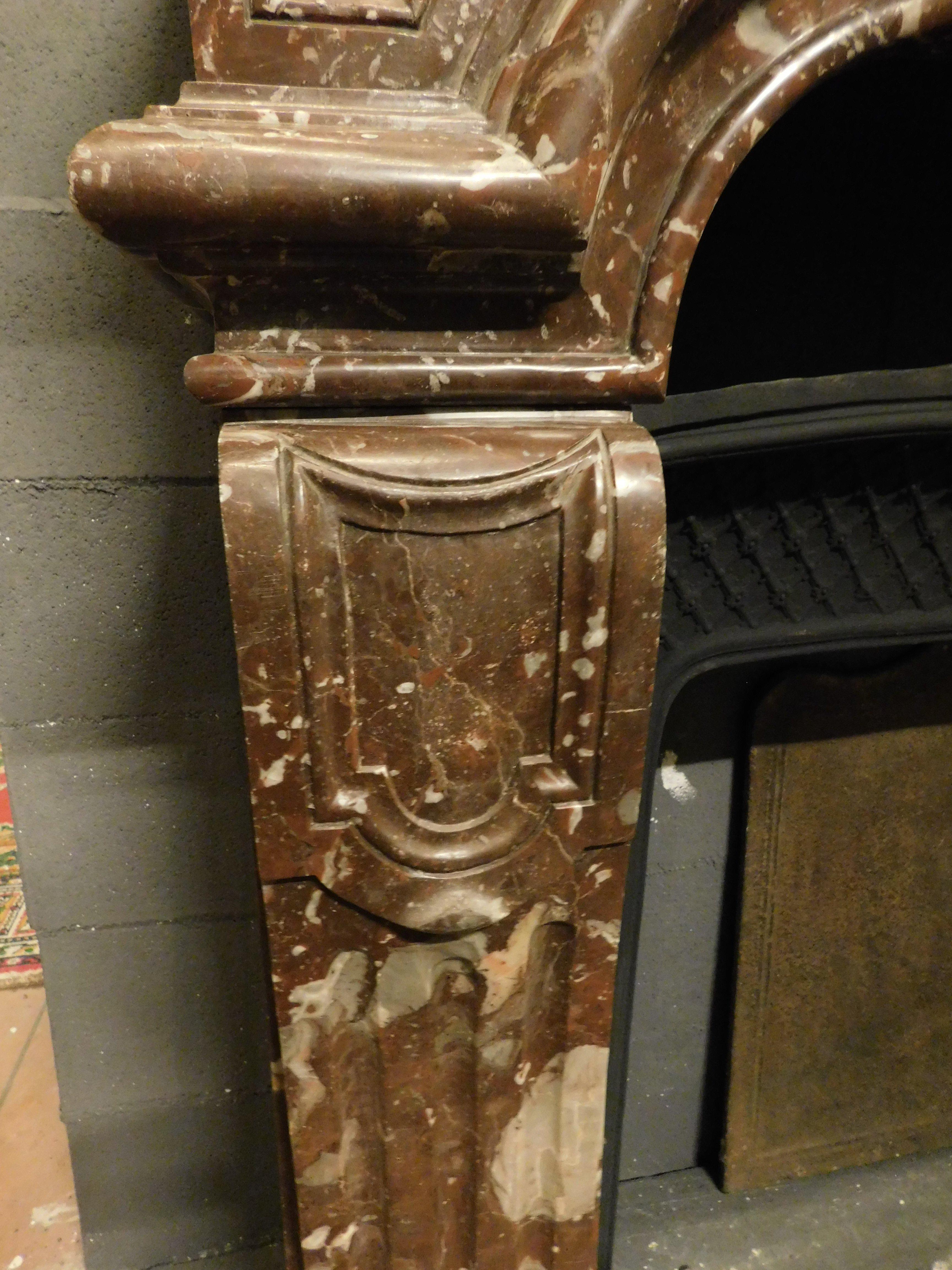 Cheminée de cheminée sculptée en marbre rouge veiné avec vents, France en vente 2