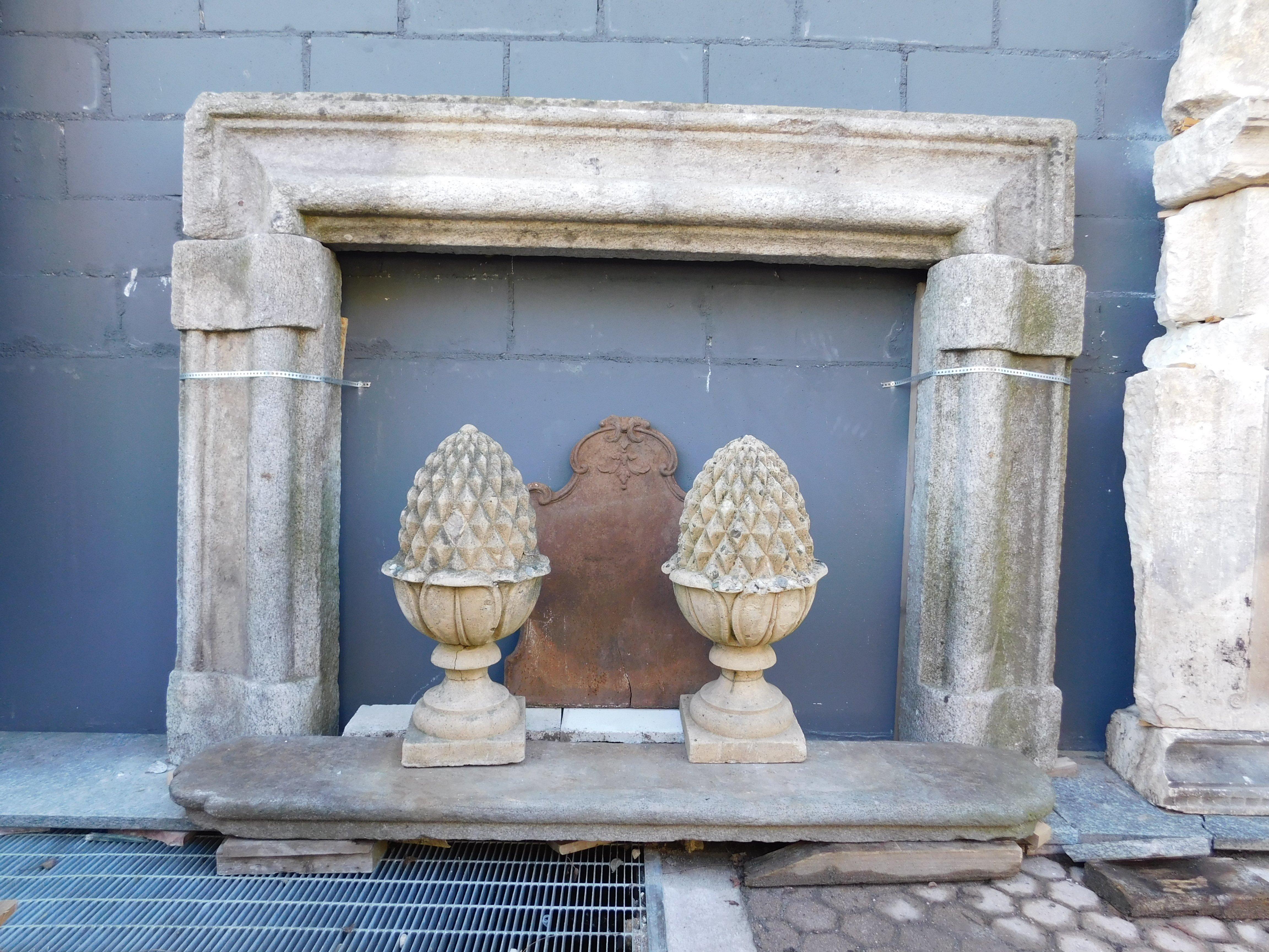 Manteau de cheminée antique, taillé à la main dans la pierre grise, avec la forme typique des cheminées roses de Salvator, reprenant le cadre du célèbre peintre, cheminée originale des années 1600, construite pour un important bâtiment en Italie