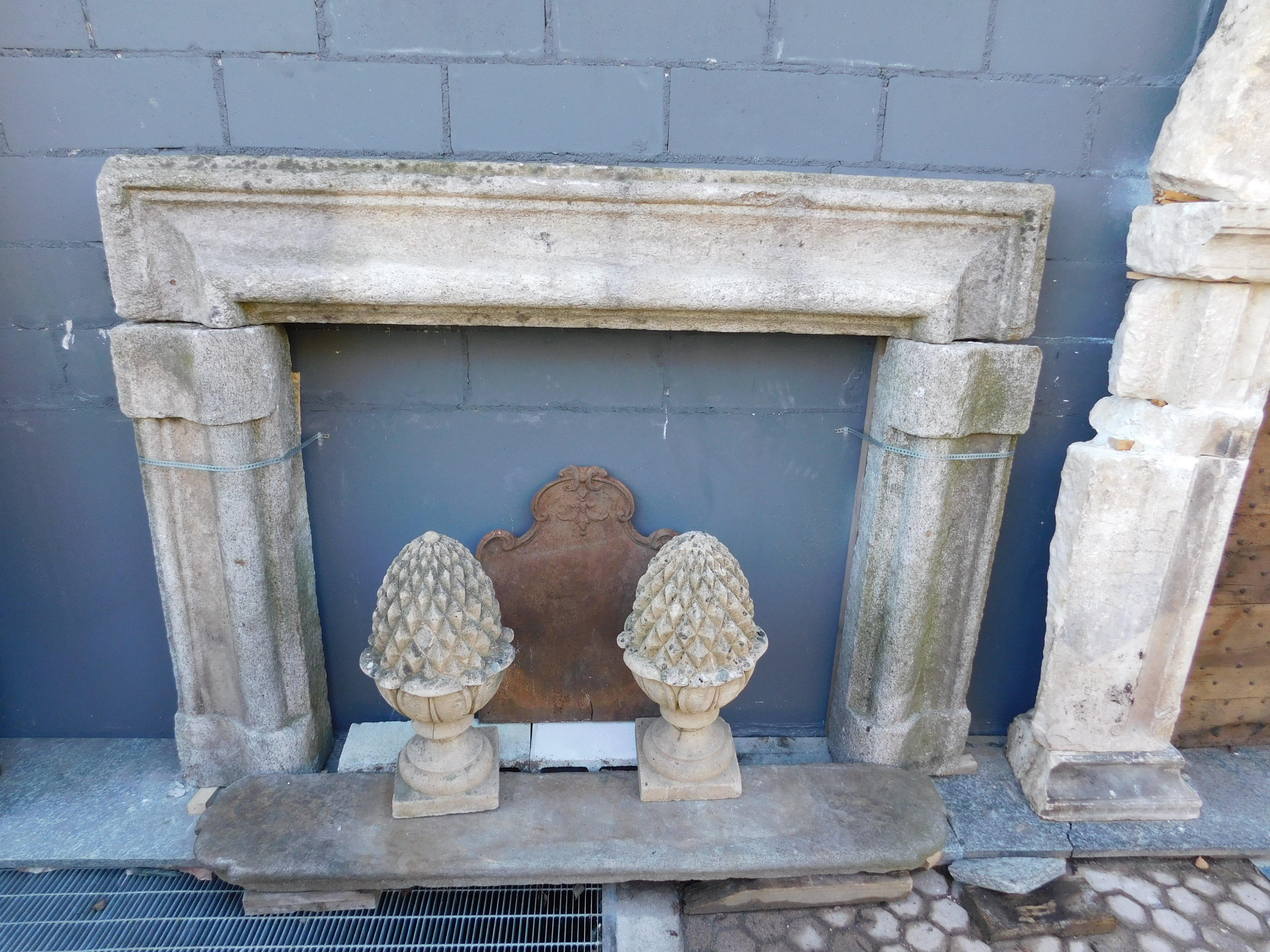 Mantle fireplace in gray stone, salvator rosa, italy In Good Condition For Sale In Cuneo, Italy (CN)