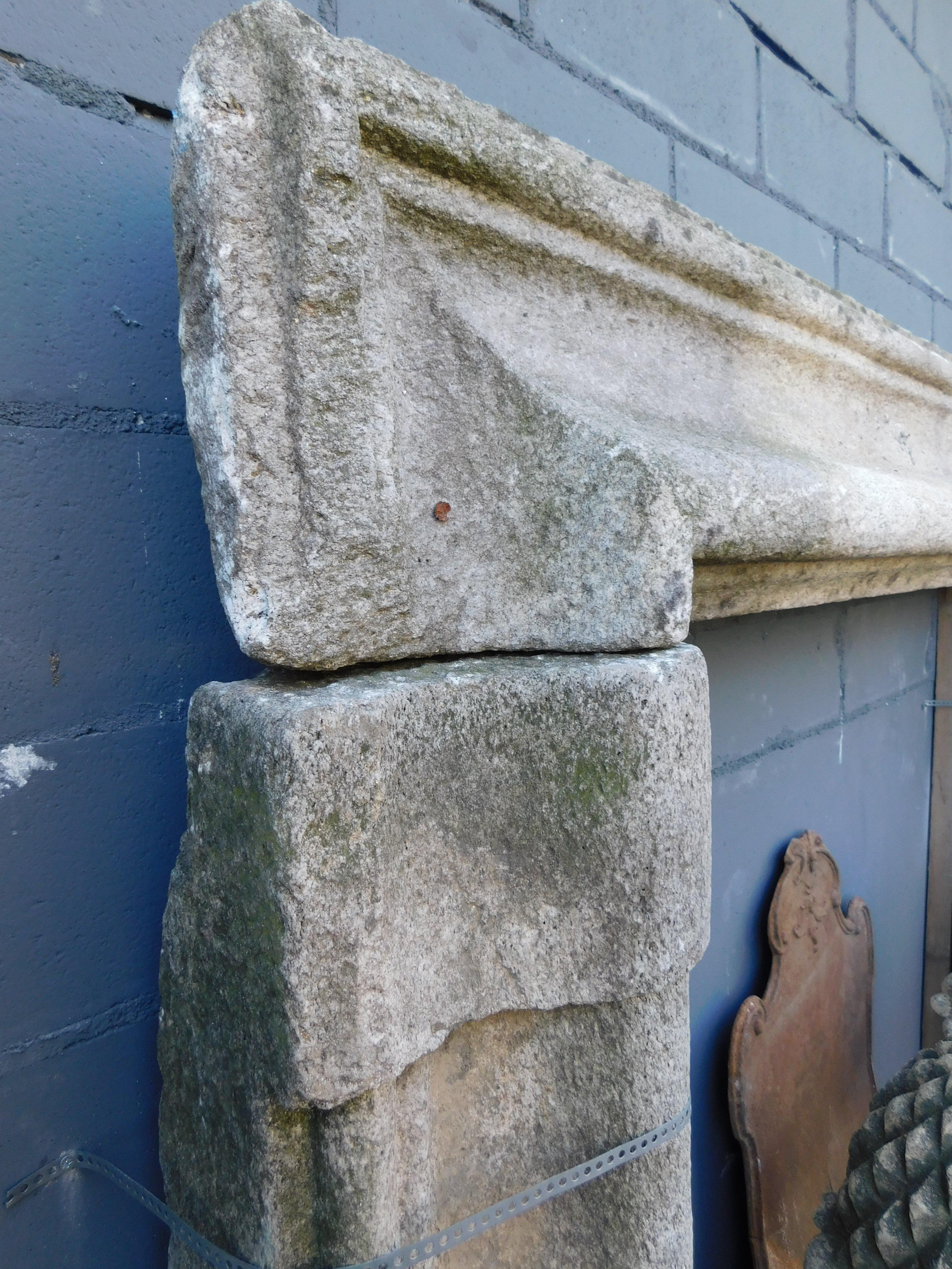 Kamin mit Mantel aus grauem Stein, Salvator Rosa, Italien im Angebot 1