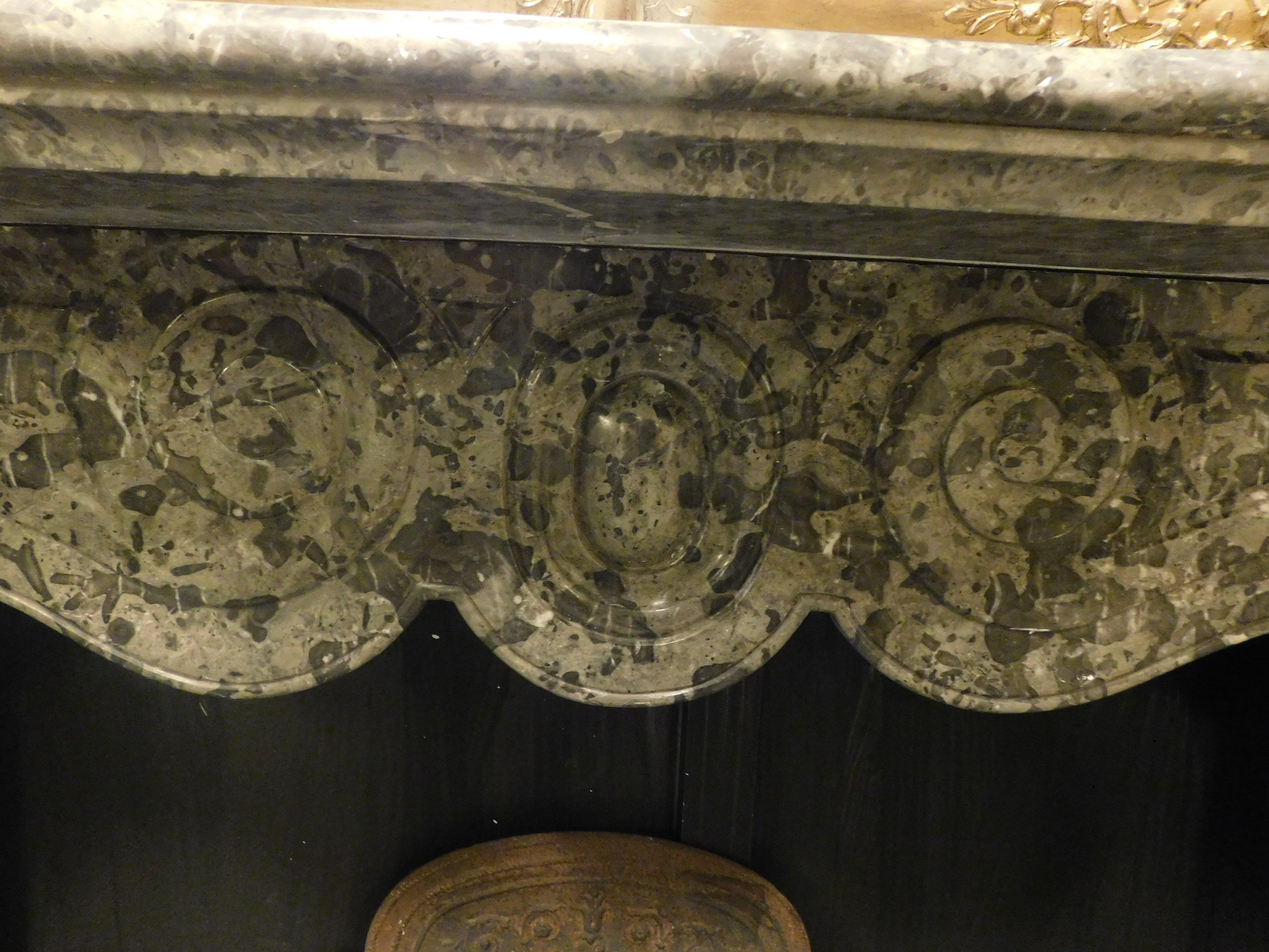 Cheminée de cheminée grise veinée, sculptée et ondulée, Italie en vente 3