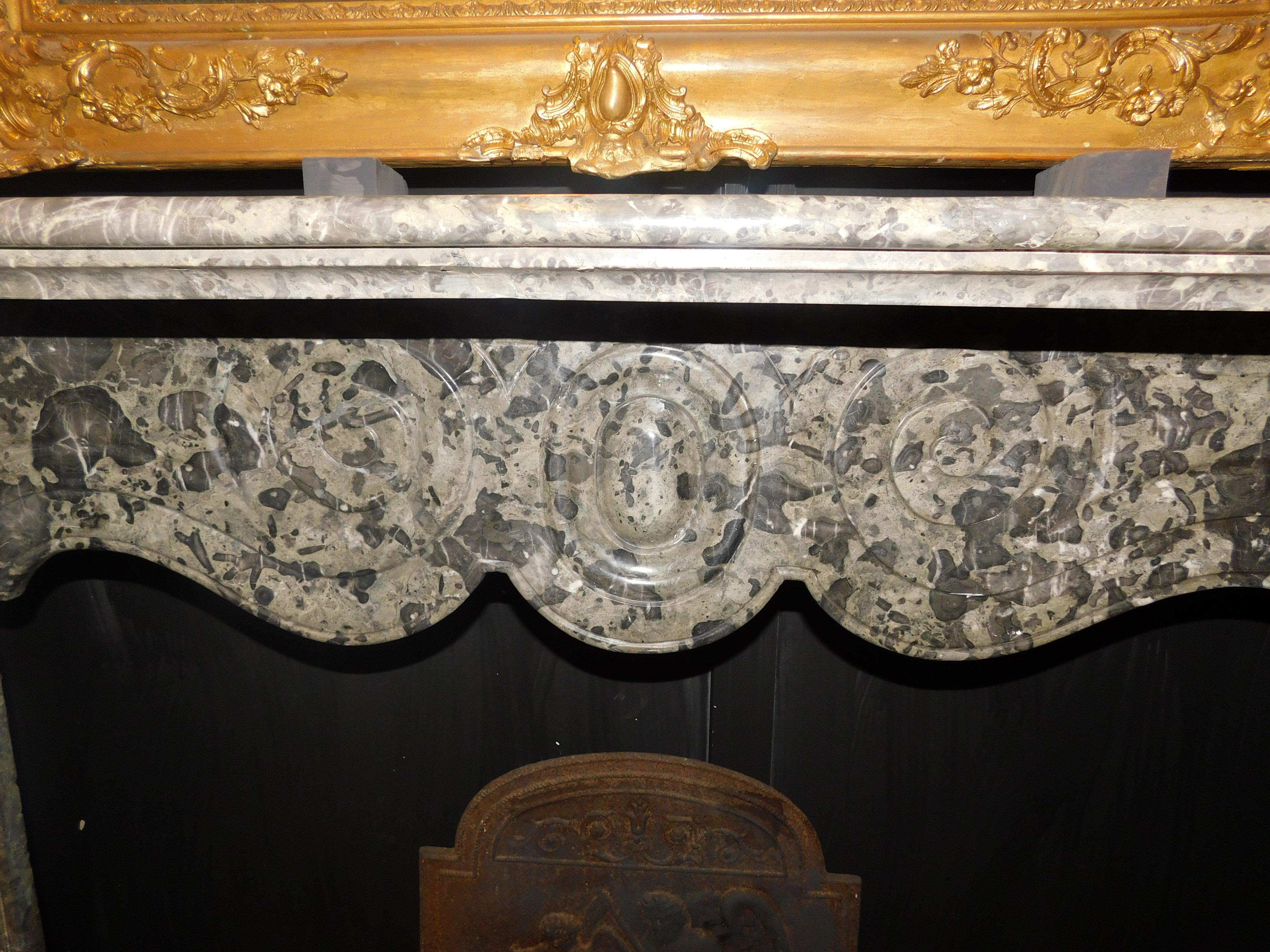 Cheminée de cheminée grise veinée, sculptée et ondulée, Italie en vente 4