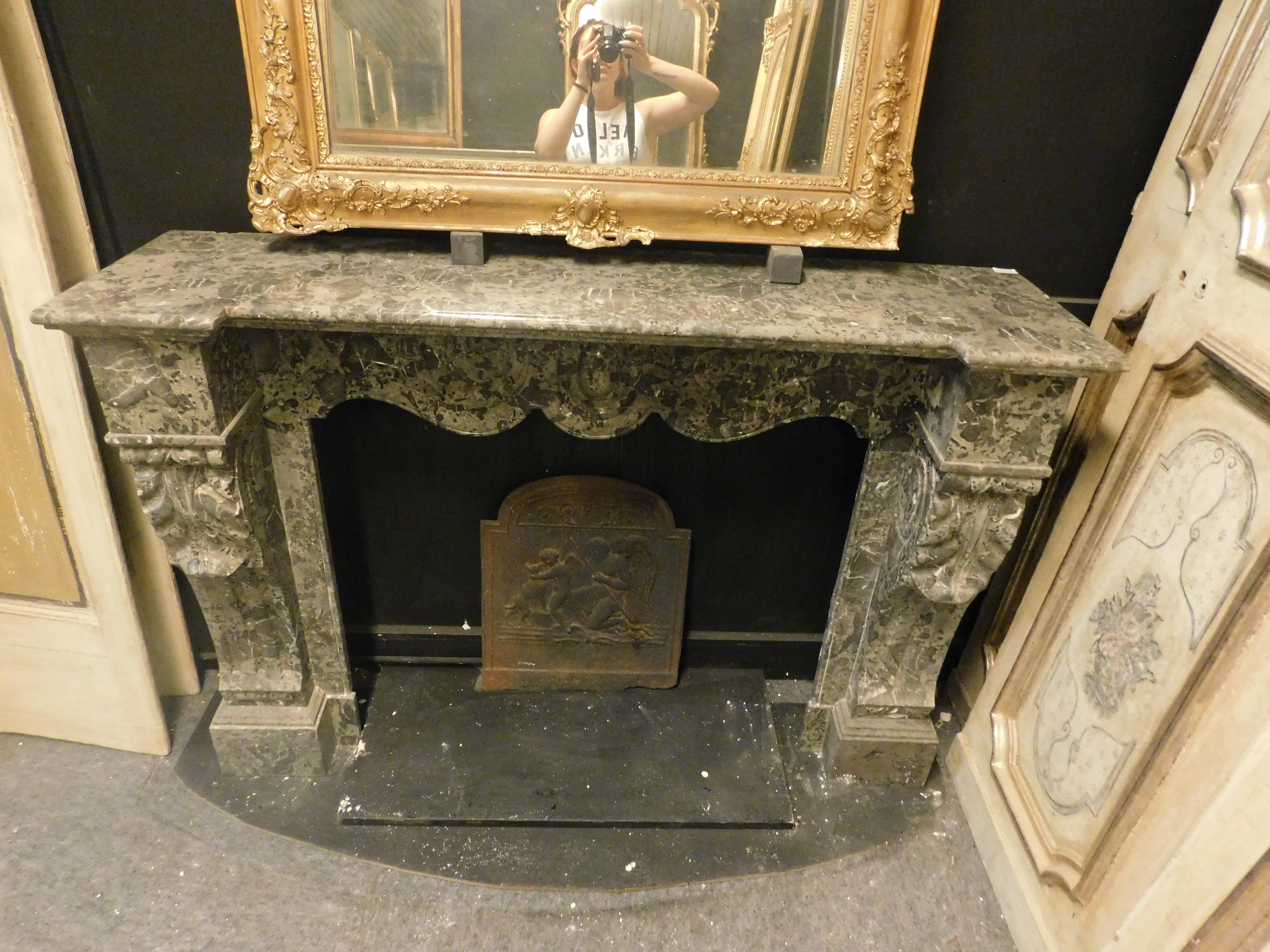 XIXe siècle Cheminée de cheminée grise veinée, sculptée et ondulée, Italie en vente