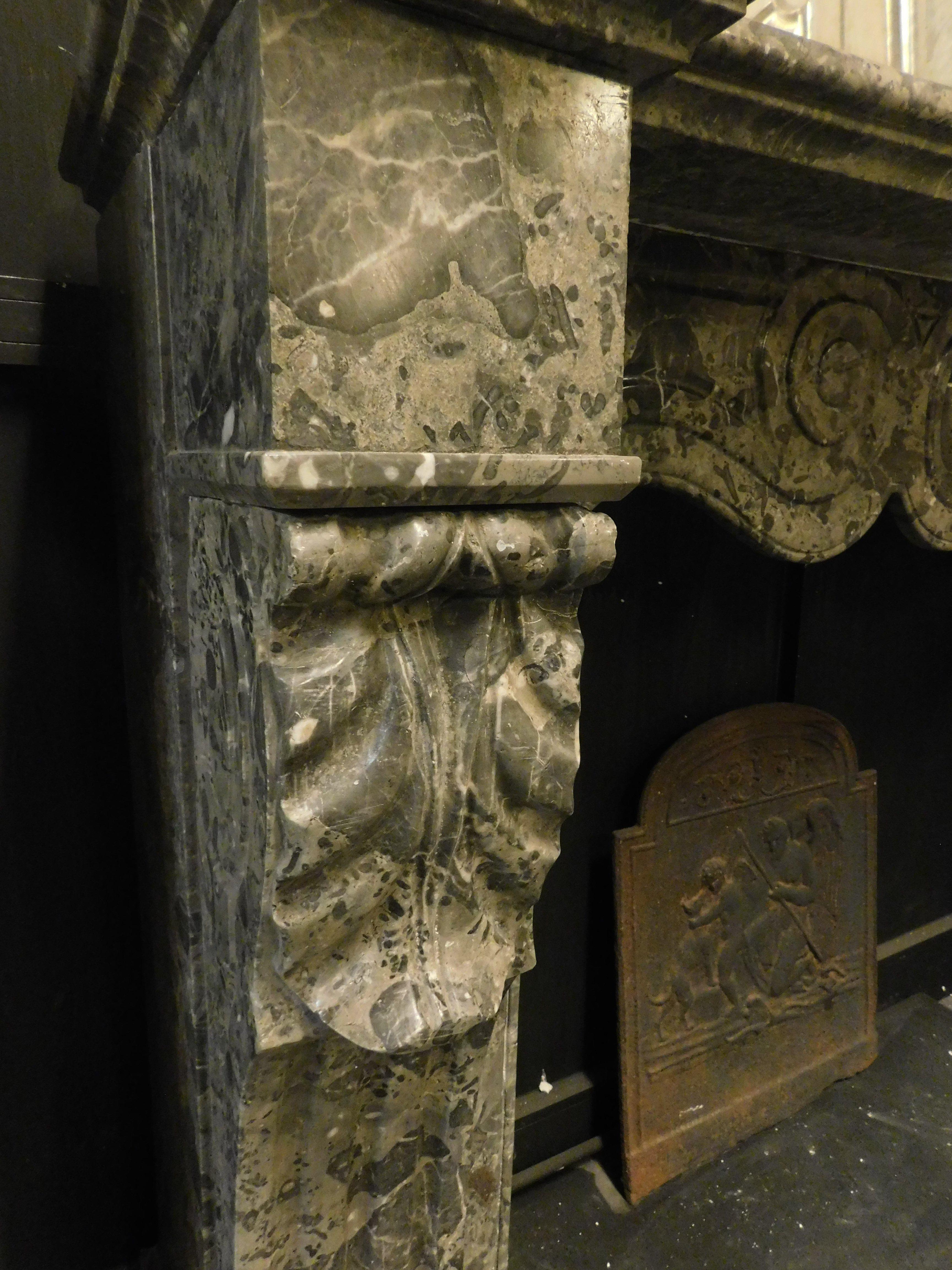 Cheminée de cheminée grise veinée, sculptée et ondulée, Italie en vente 1