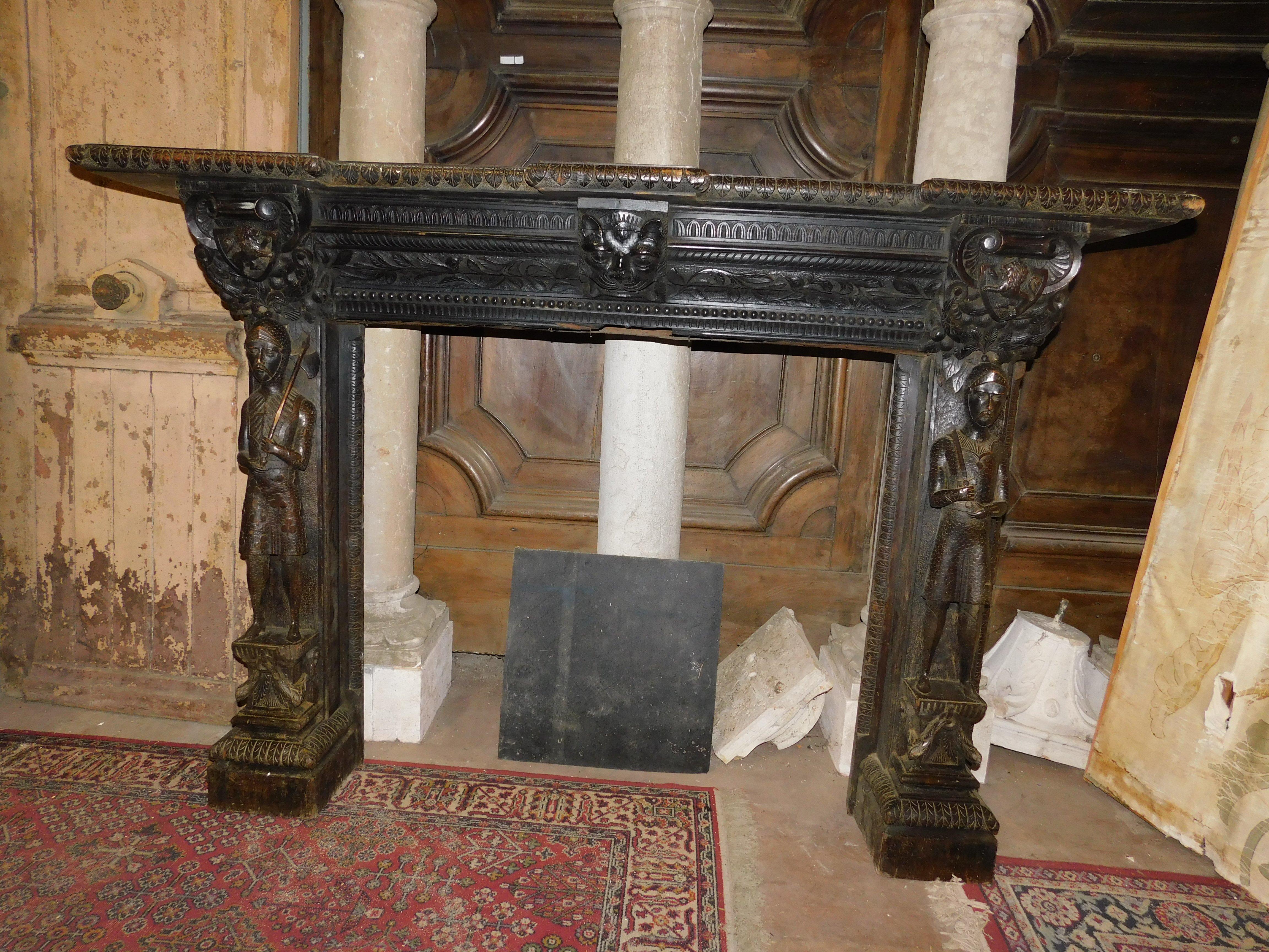 Kamin aus Massivholz, geschnitzt und ebonisiert, Italien (Italienisch) im Angebot