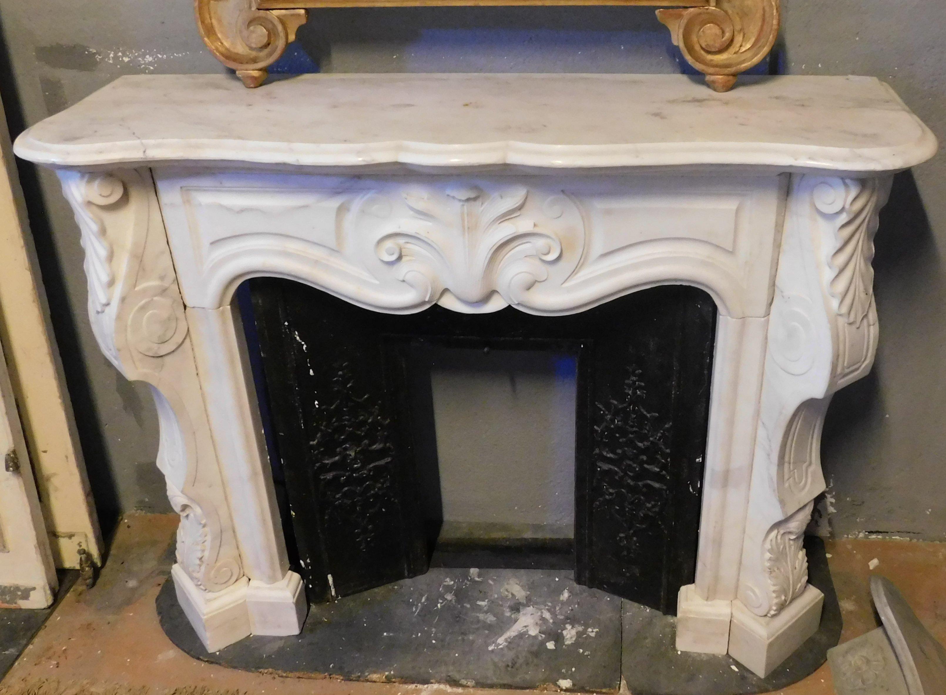 Antique fireplace mantle in white Carrara marble, richly carved both in the pediment and on the sides, built and sculpted by hand in the 19th century for an important building in northern Italy.
Very decorative and of great scenic effect, ideal for