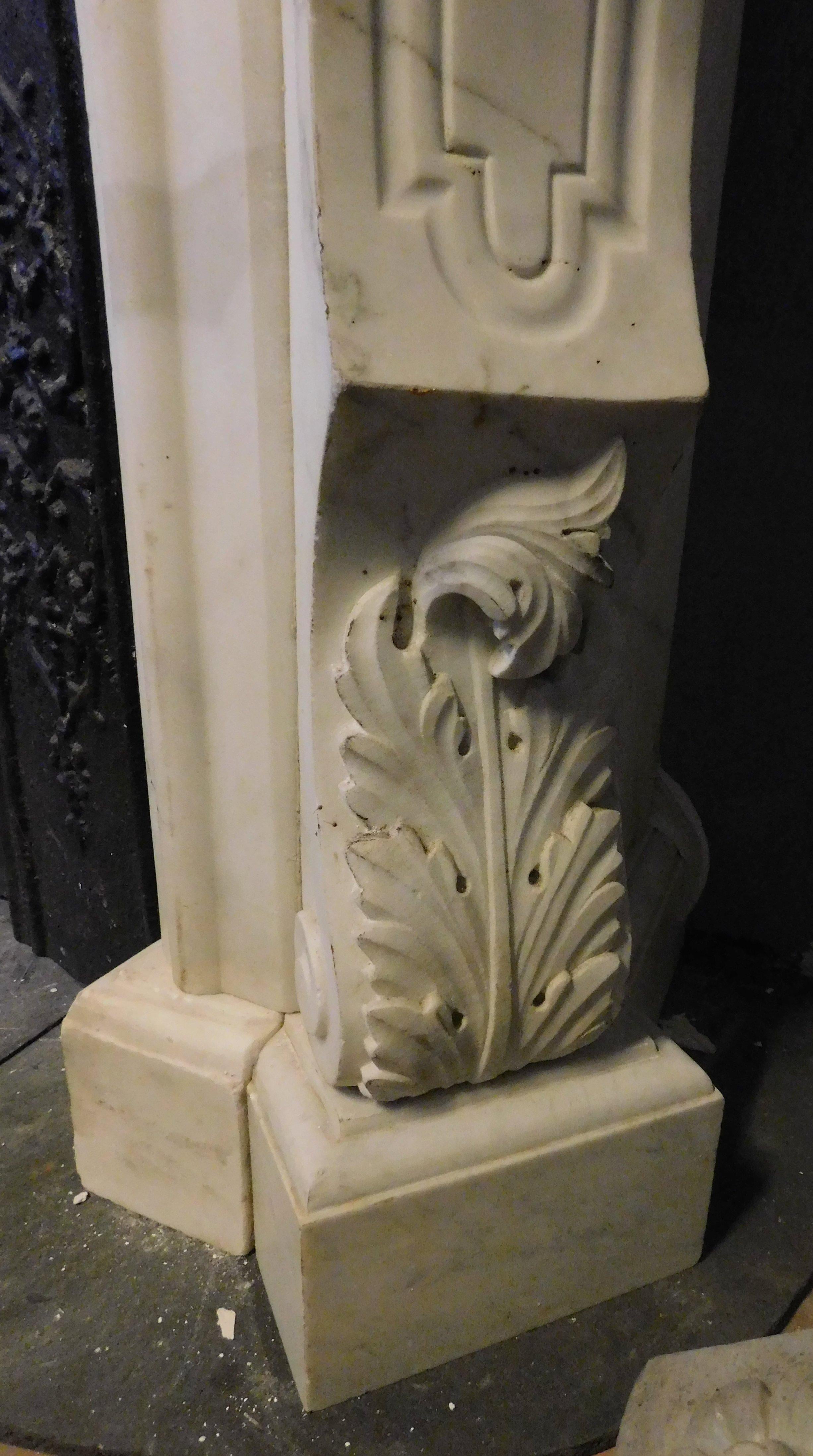 Mantle Fireplace in White Carrara Marble, Richly Carved, 19th Century Italy In Good Condition For Sale In Cuneo, Italy (CN)