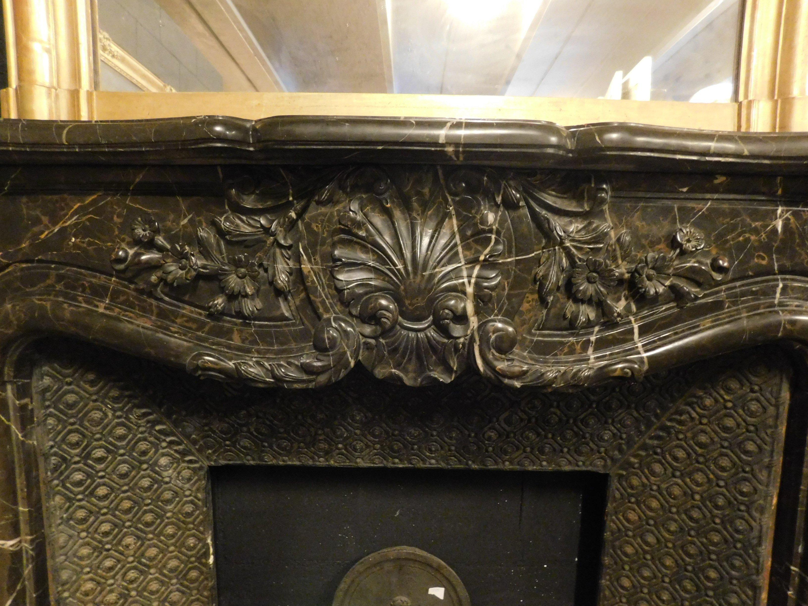 Mantle Fireplace Richly Carved Black Marble, Central Shell, 19th Century, Italy In Good Condition For Sale In Cuneo, Italy (CN)