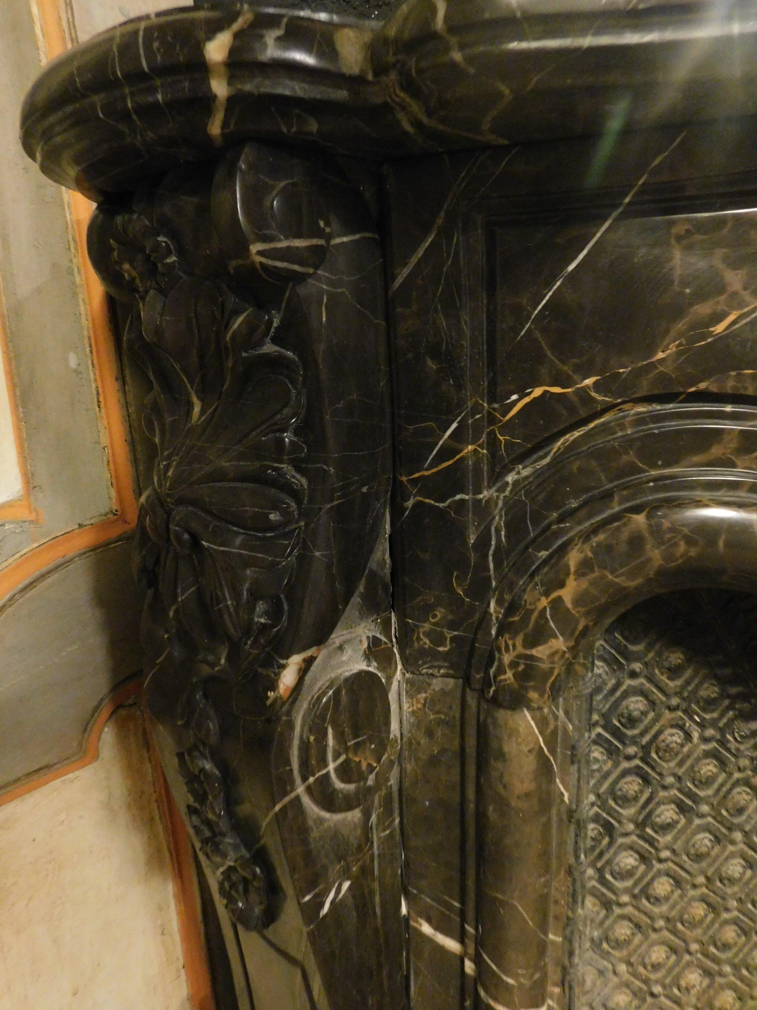 Mantle Fireplace Richly Carved Black Marble, Central Shell, 19th Century, Italy For Sale 4