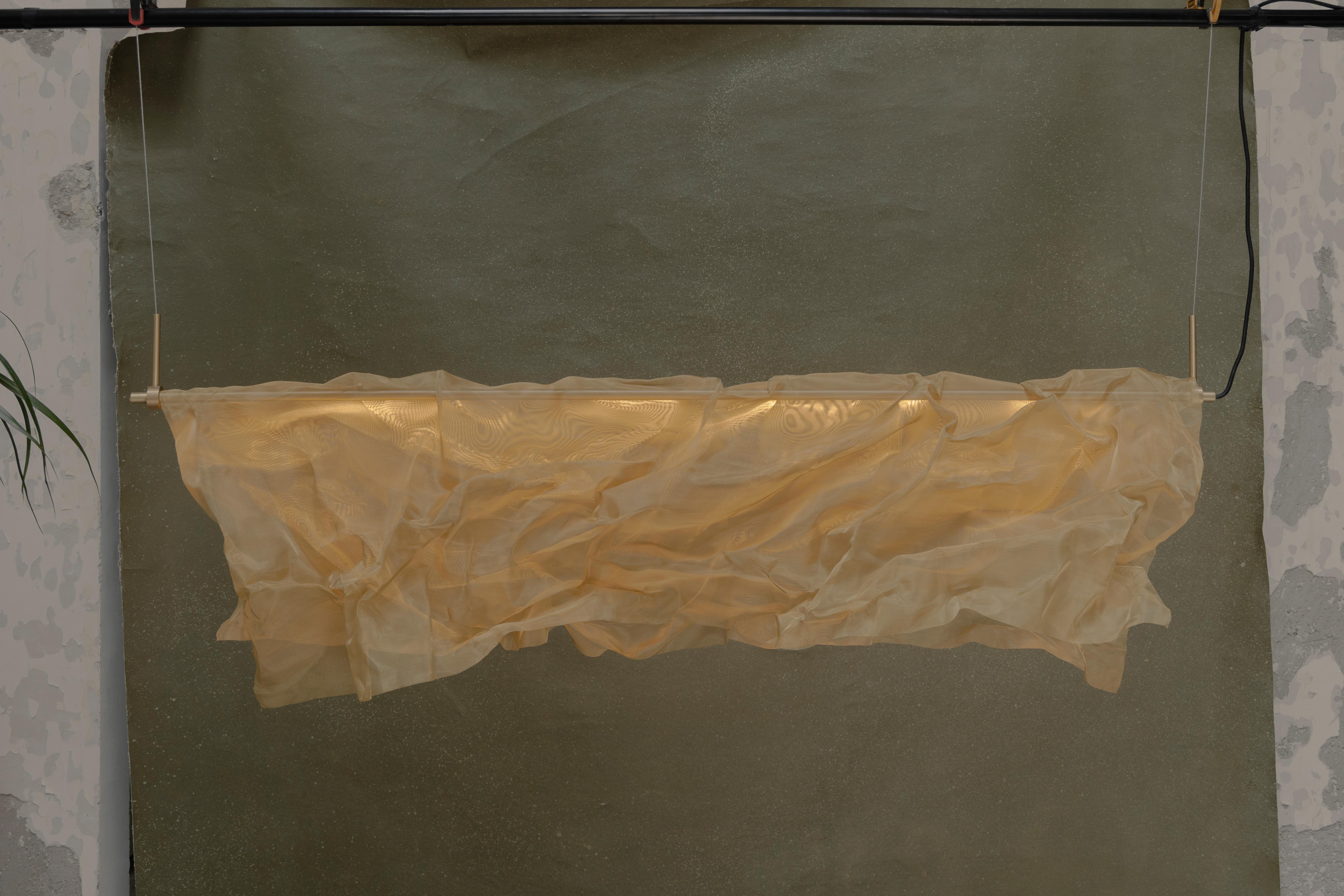 Luminaria Manto de latón envejecido con malla de latón by Nuumbra
Dimensiones: An 150 x Al 150 cm. 
Materiales: Latón.

Las dimensiones pueden variar. Todas nuestras lámparas pueden cablearse según cada país. Si se vende a EE.UU., se cableará para