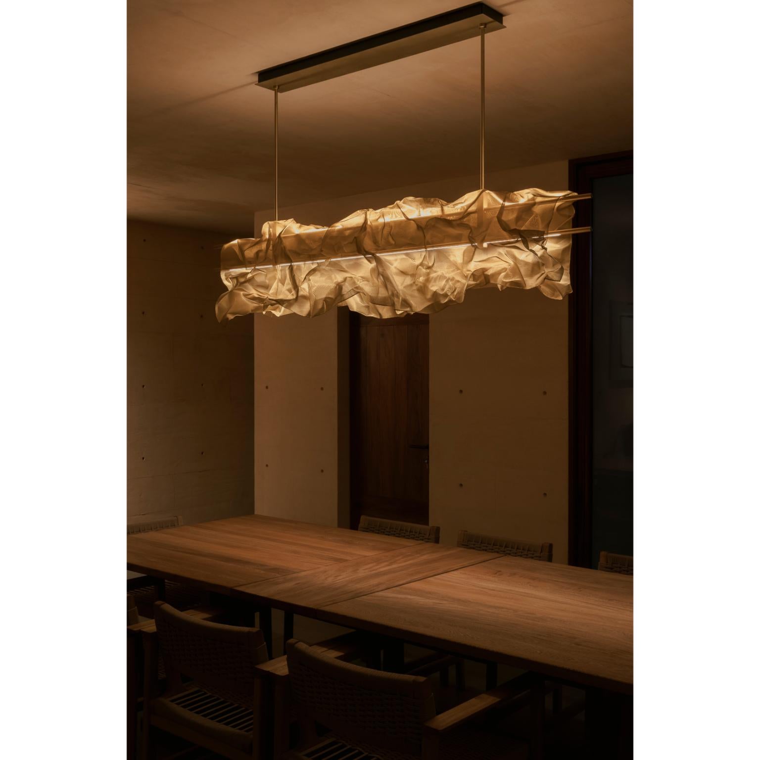 Luminaire suspendu Manto en laiton vieilli avec maille en laiton par Nuumbra
Dimensions : L 180 x H 180 cm : L 180 x H 180 cm. 
Matériaux : Laiton.

Les dimensions peuvent varier. Toutes nos lampes peuvent être câblées en fonction de chaque pays. Si