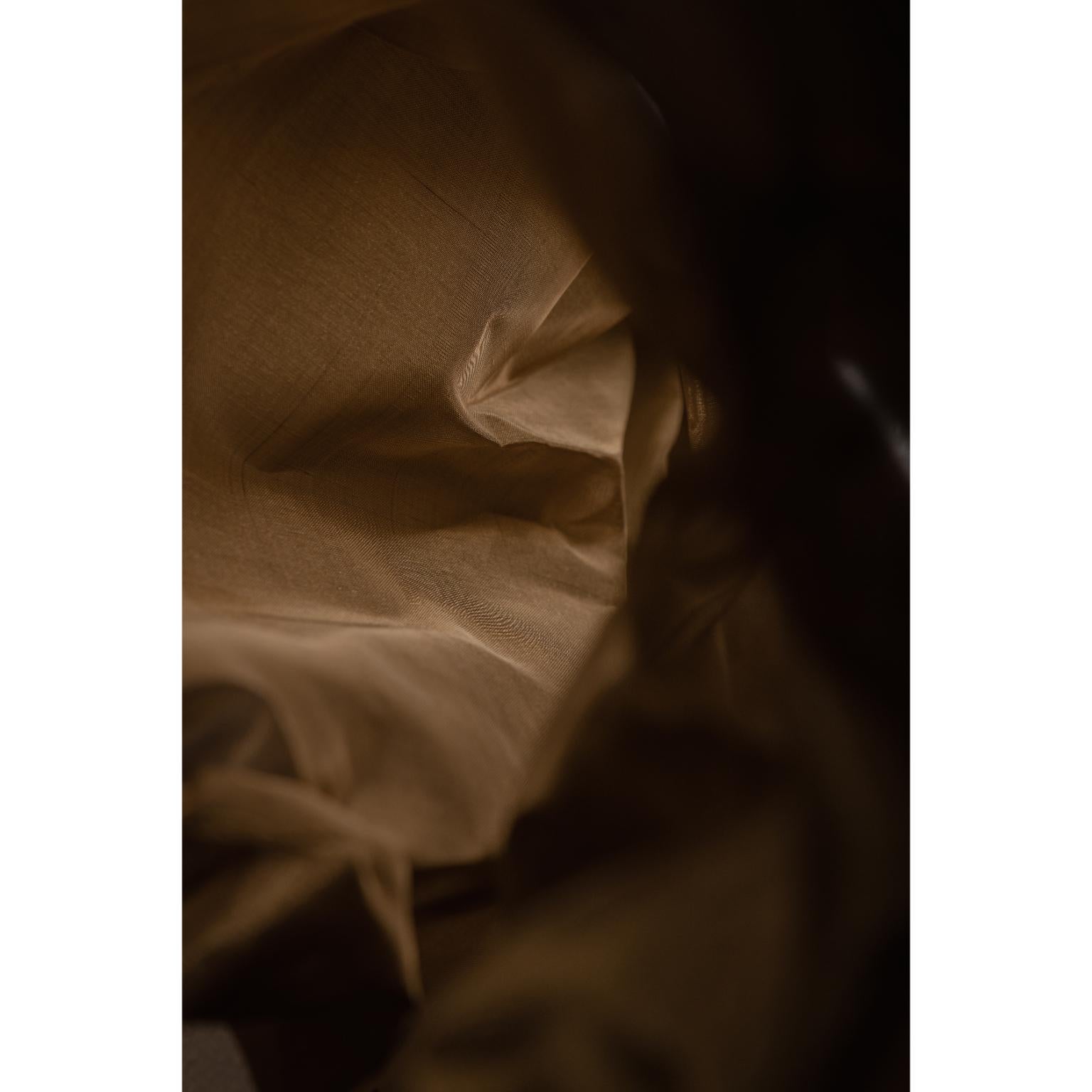 Luminaire suspendu Manto en laiton vieilli avec maille en laiton par Nuumbra Neuf - En vente à Geneve, CH